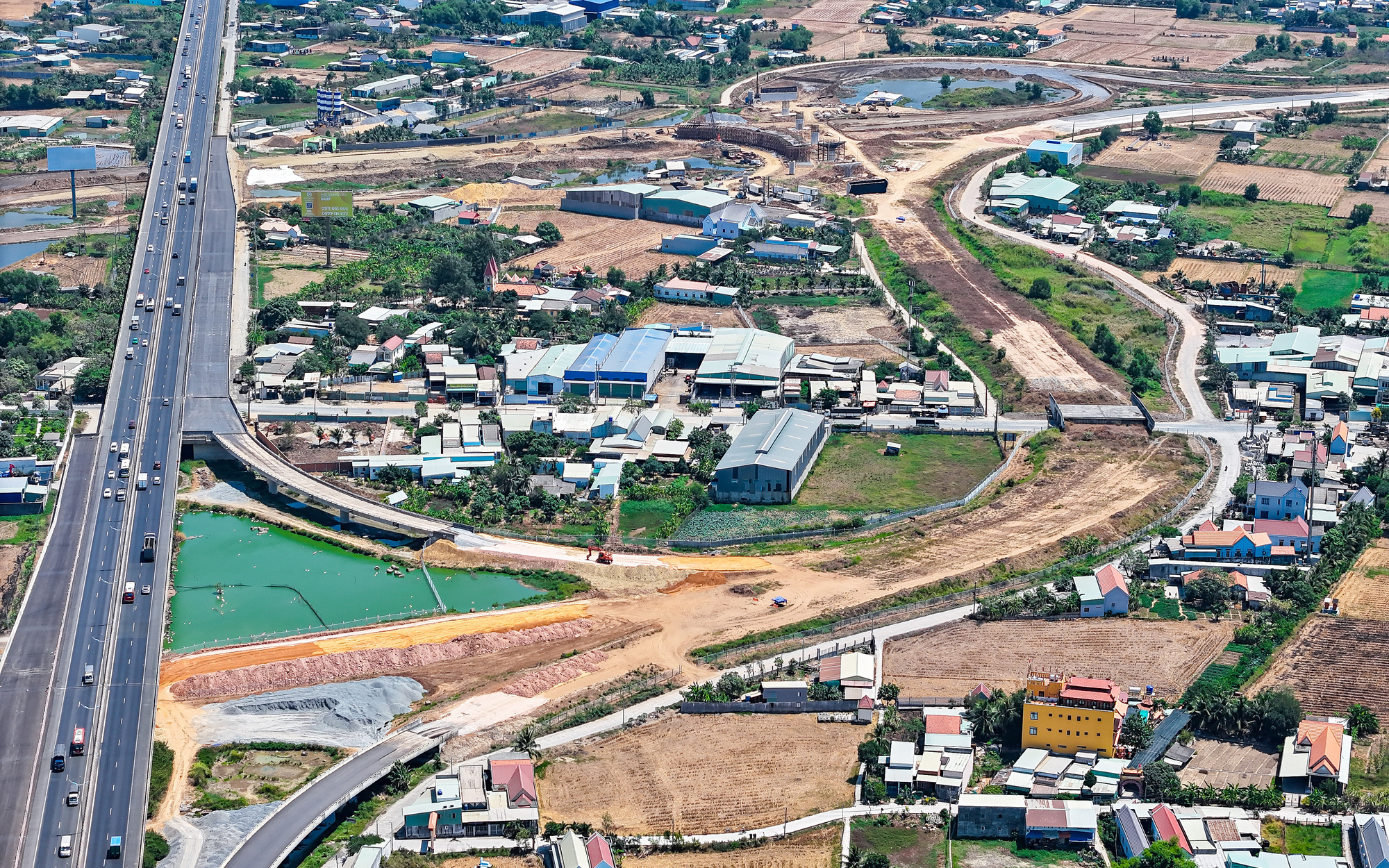 Vành đai 3 TP.HCM bắt đầu thi công trong khu vực 'doanh nghiệp đòi cát'- Ảnh 2. Hiện trạng 700m cao tốc Bến Lức - Long Thành, nơi Công ty Thảo Lan đòi mang cát về