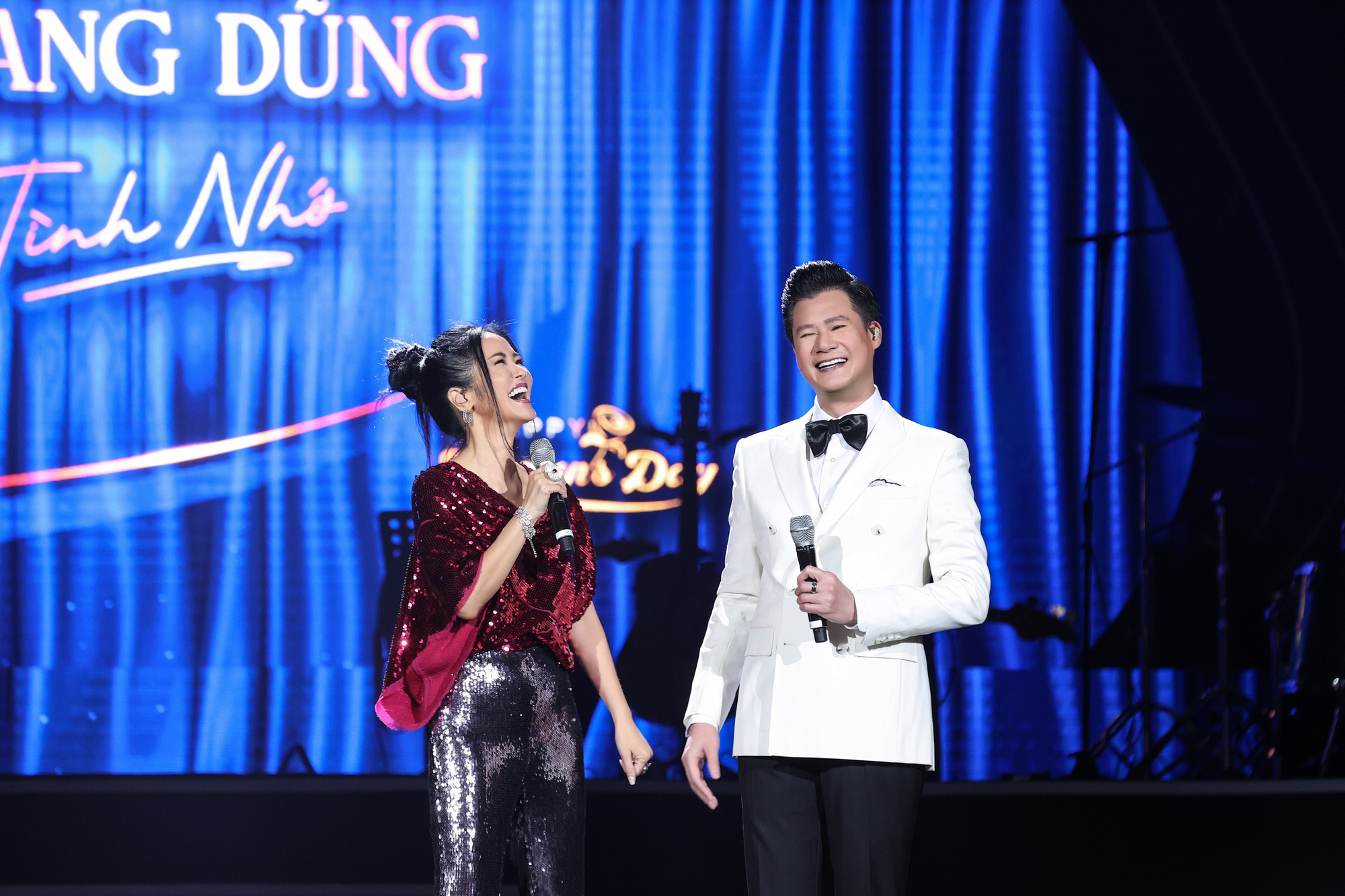 បទចម្រៀងមានពេលវេលាដ៏អស្ចារ្យជាច្រើននៅលើឆាក - រូបថត: BTC Cặp song ca có nhiều khoảnh khắc thăng hoa trên sân khấu - Ảnh: BTC