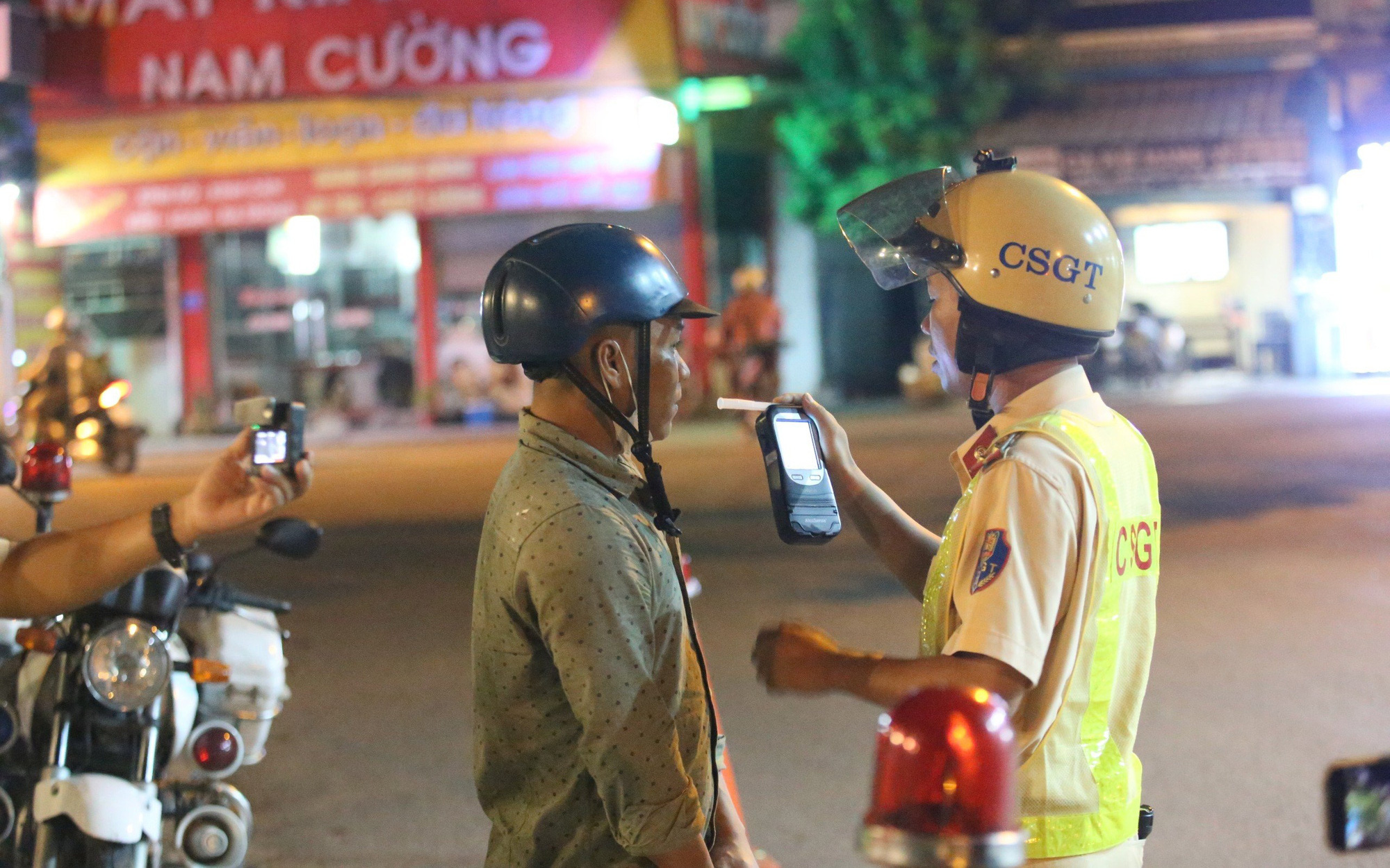 2 phương án cấm nồng độ cồn xin ý kiến đại biểu Quốc hội- Ảnh 2. Đại biểu lo bị ‘phạt oan’ vì cồn nội sinh, muốn có ngưỡng, công an nói 20% tai nạn giao thông có cồn
