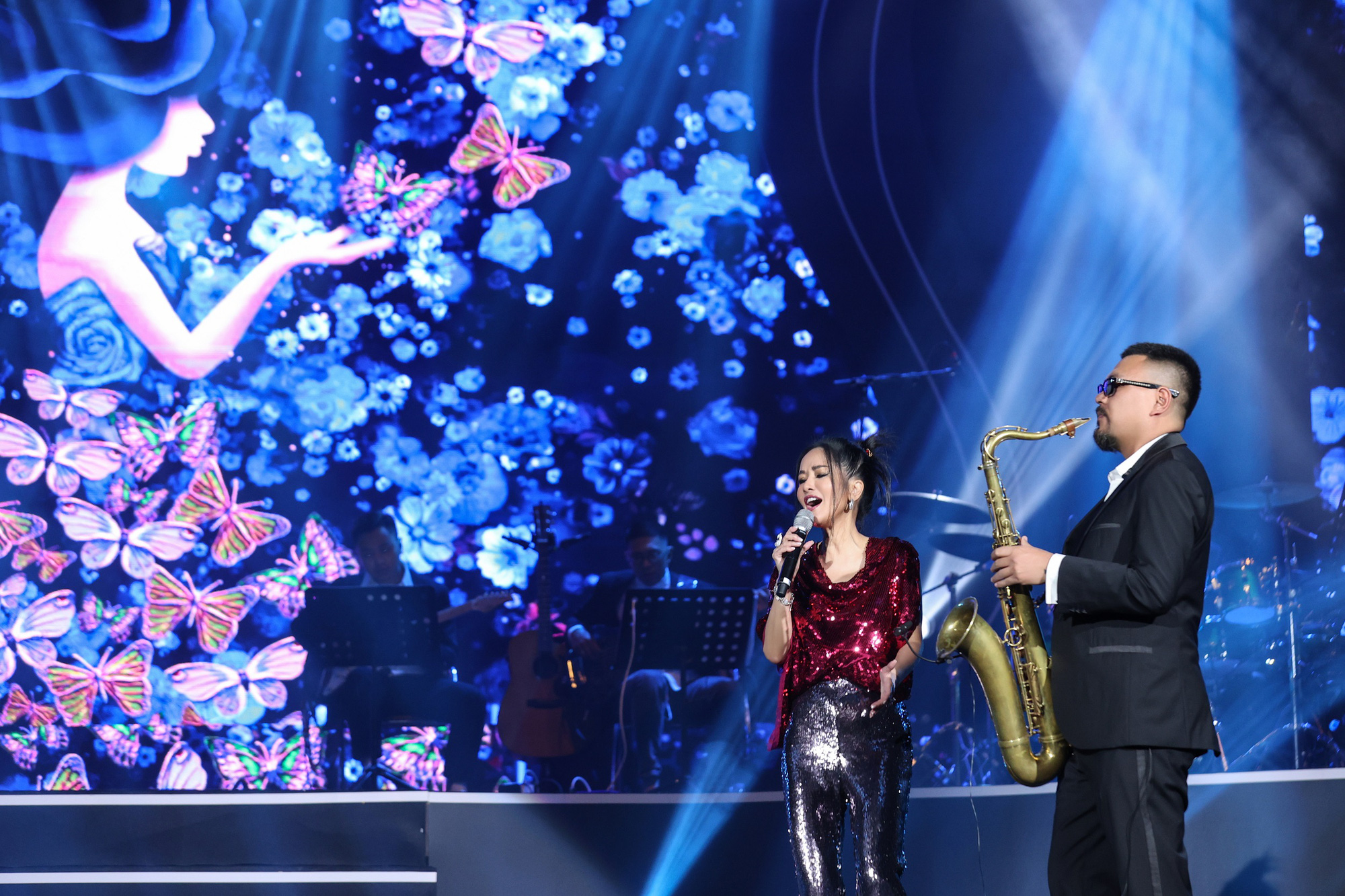 Hong Nhung ច្រៀងបទ Hồng Nhung hát Còn tuổi nào cho em cùng nghệ sĩ saxophone Quyền Thiện Đắc - Ảnh: BTC