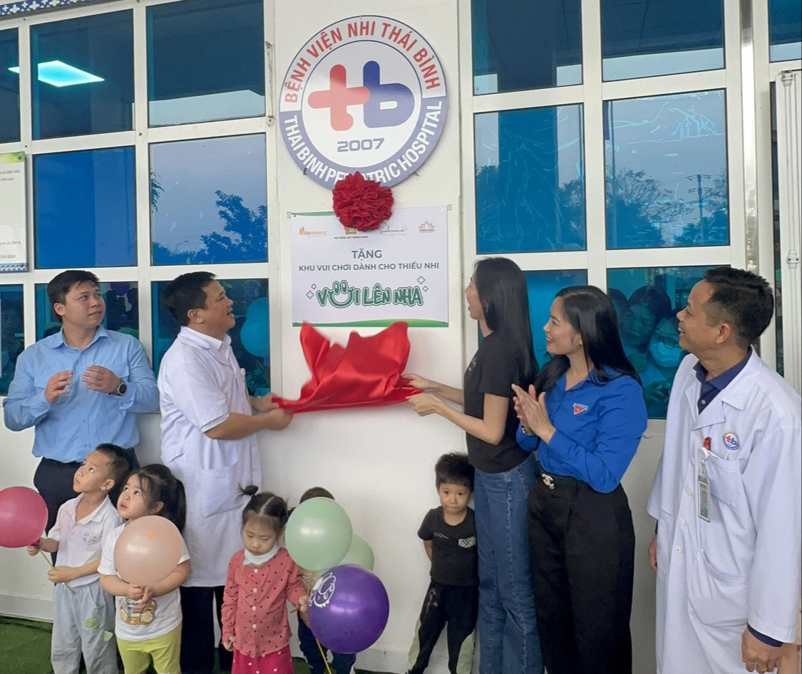 ثوي تيان يسلم ملعبًا جديدًا للأطفال المرضى في تاي بينه - صورة: NVCC Thùy Tiên bàn giao khu vui chơi mới cho bệnh nhi tại Thái Bình - Ảnh: NVCC