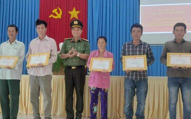 25 khối hình chữ nhật nghi ma túy trôi dạt vào bờ biển La Gi- Ảnh 2. Khen thưởng 5 người nhặt và nộp lại ma túy trôi dạt vào bờ biển