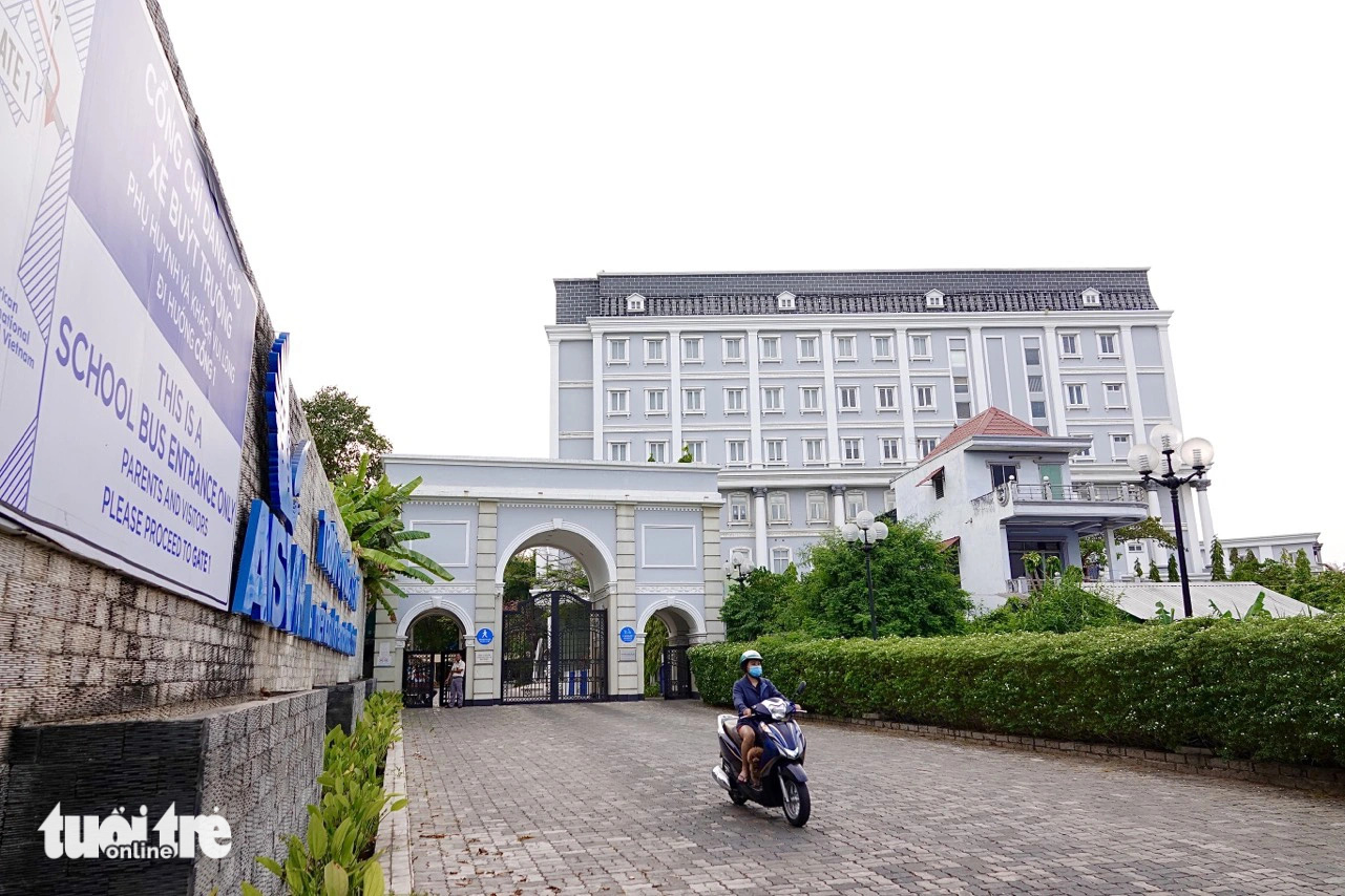 Vụ Trường quốc tế AISVN: Học sinh chưa đi học lại như dự kiến- Ảnh 1. Hôm nay 1-4, học sinh Trường quốc tế AISVN vẫn chưa được đi học trở lại - Ảnh: T.T.D.