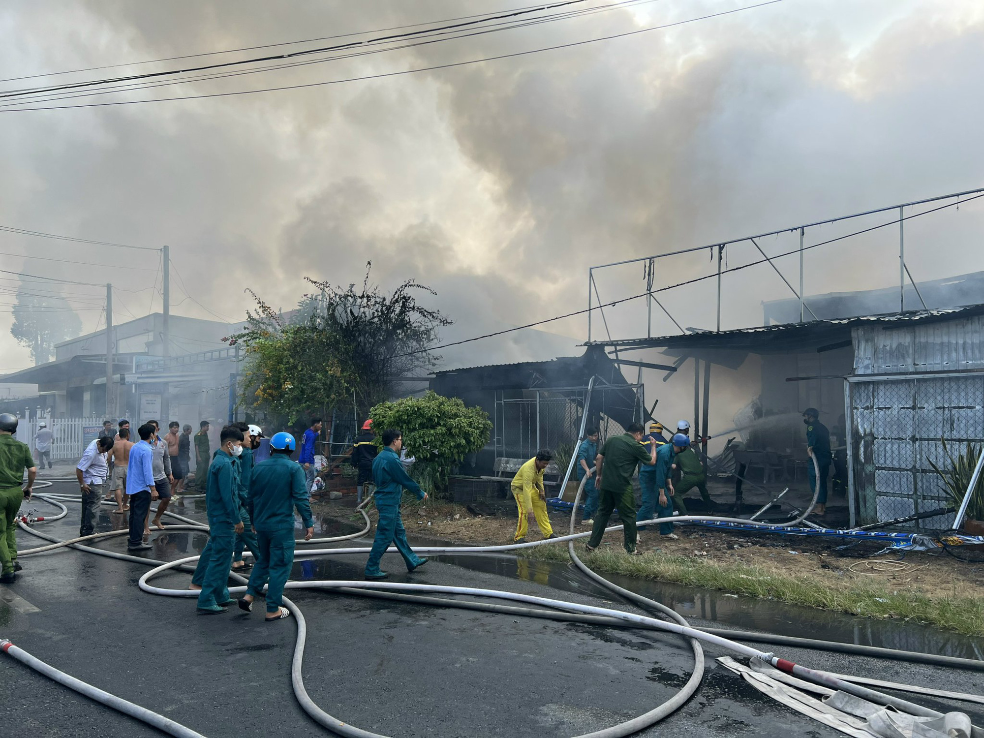Công an và quân sự phối hợp dập vụ hỏa hoạn ở An Giang - Ảnh: CTV