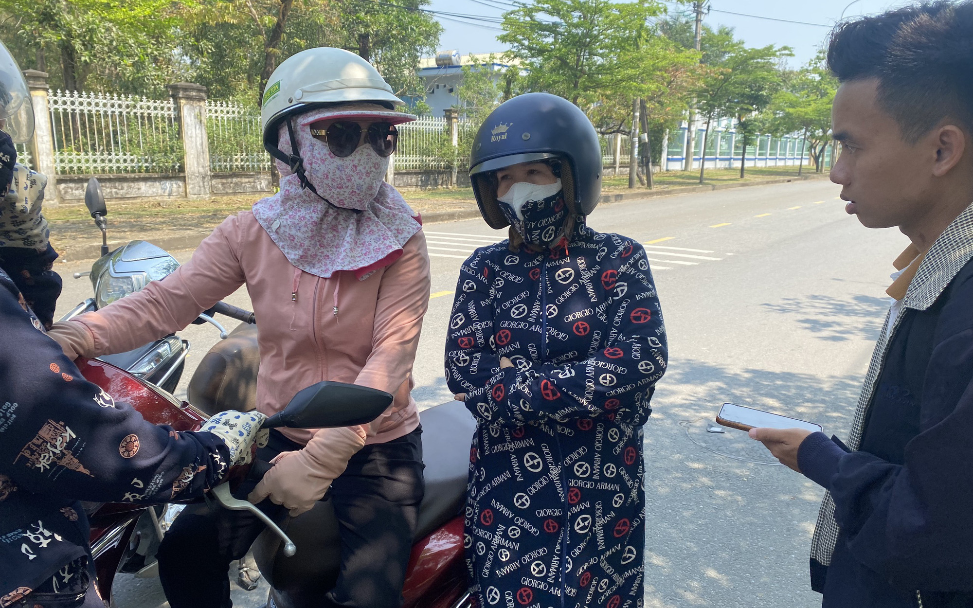 Doanh nghiệp mong trả nợ trợ cấp thôi việc trong 5 năm, công nhân không đồng ý- Ảnh 2. Hàng chục công nhân may ngưng việc đi đòi lương, bảo hiểm, trợ cấp