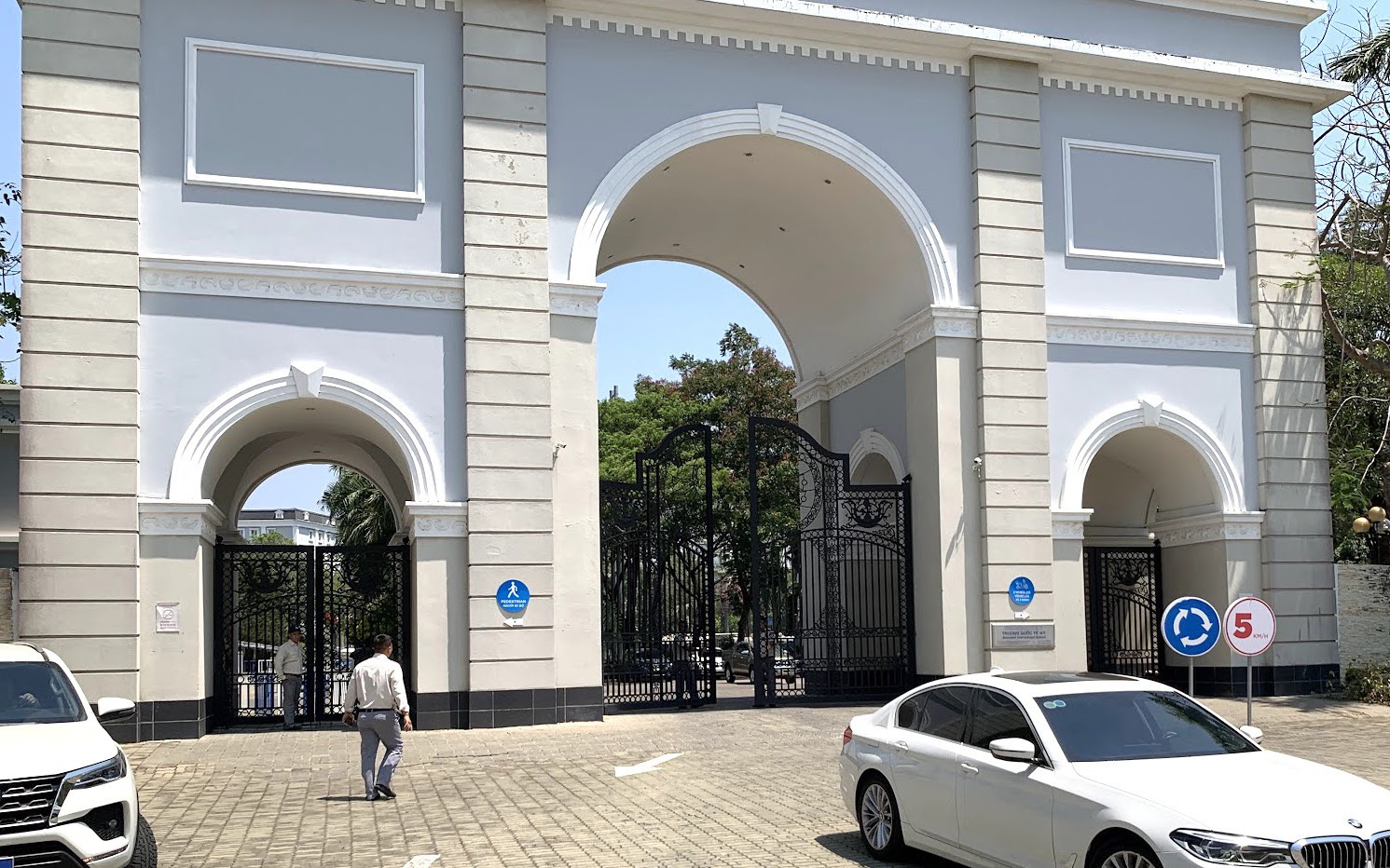 Học sinh Trường quốc tế Mỹ đã đến trường, học theo môn, nhóm lớp do thiếu giáo viên- Ảnh 4. Vụ Trường quốc tế AISVN: Sau 5 tiếng, phụ huynh góp 15,6 tỉ đồng