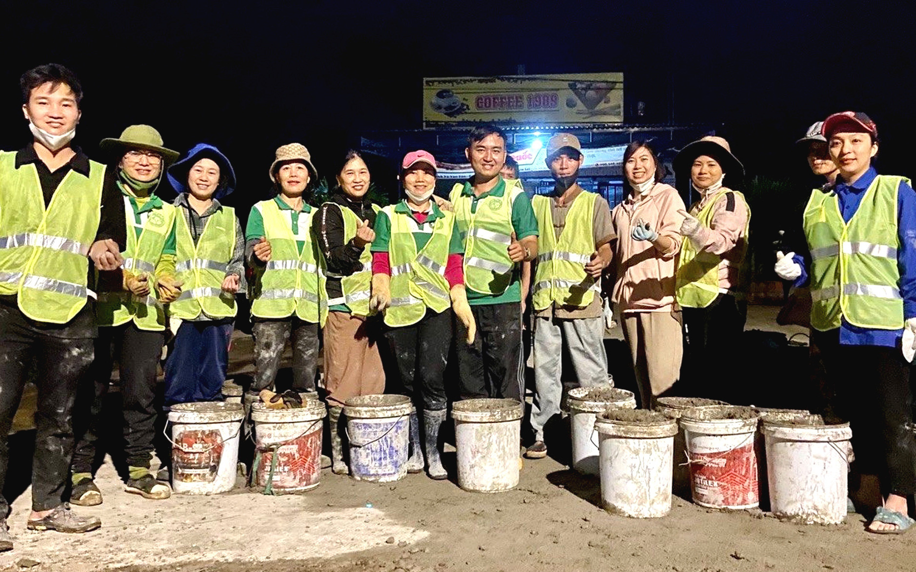 Những hình ảnh đẹp, như giọt nước mát lành- Ảnh 2. Đội thanh niên cứ nửa đêm đi vá đường