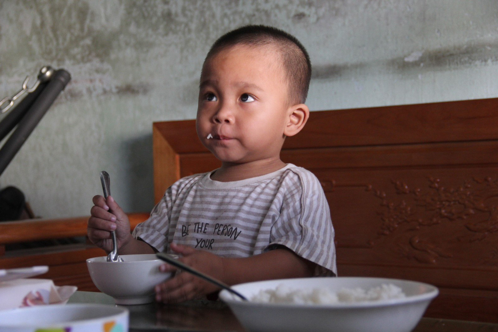 Lộc từ cậu bé yếu ớt sinh mệnh tính tháng, đếm ngày, sau khi nhận lá gan của một người Ý hiến tặng đã khỏe mạnh, giờ cậu bé có thể tự múc cơm ăn - Ảnh: TRẦN MAI