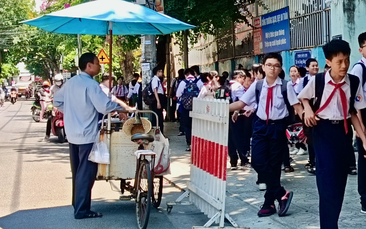 Loạt quán cơm gà ở Nha Trang đóng cửa sau các vụ ngộ độc thực phẩm- Ảnh 5. Sau các vụ ngộ độc ở Nha Trang, phụ huynh