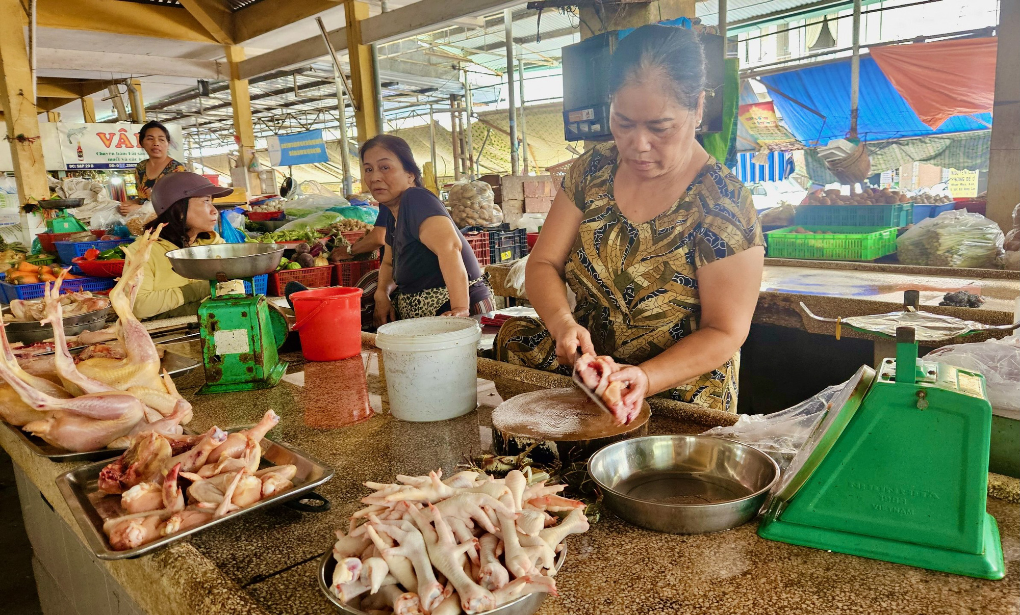 Quầy bán thịt gà ở chợ Xóm Mới Nha Trang đìu hiu, vắng khách - Ảnh: MINH CHIẾN