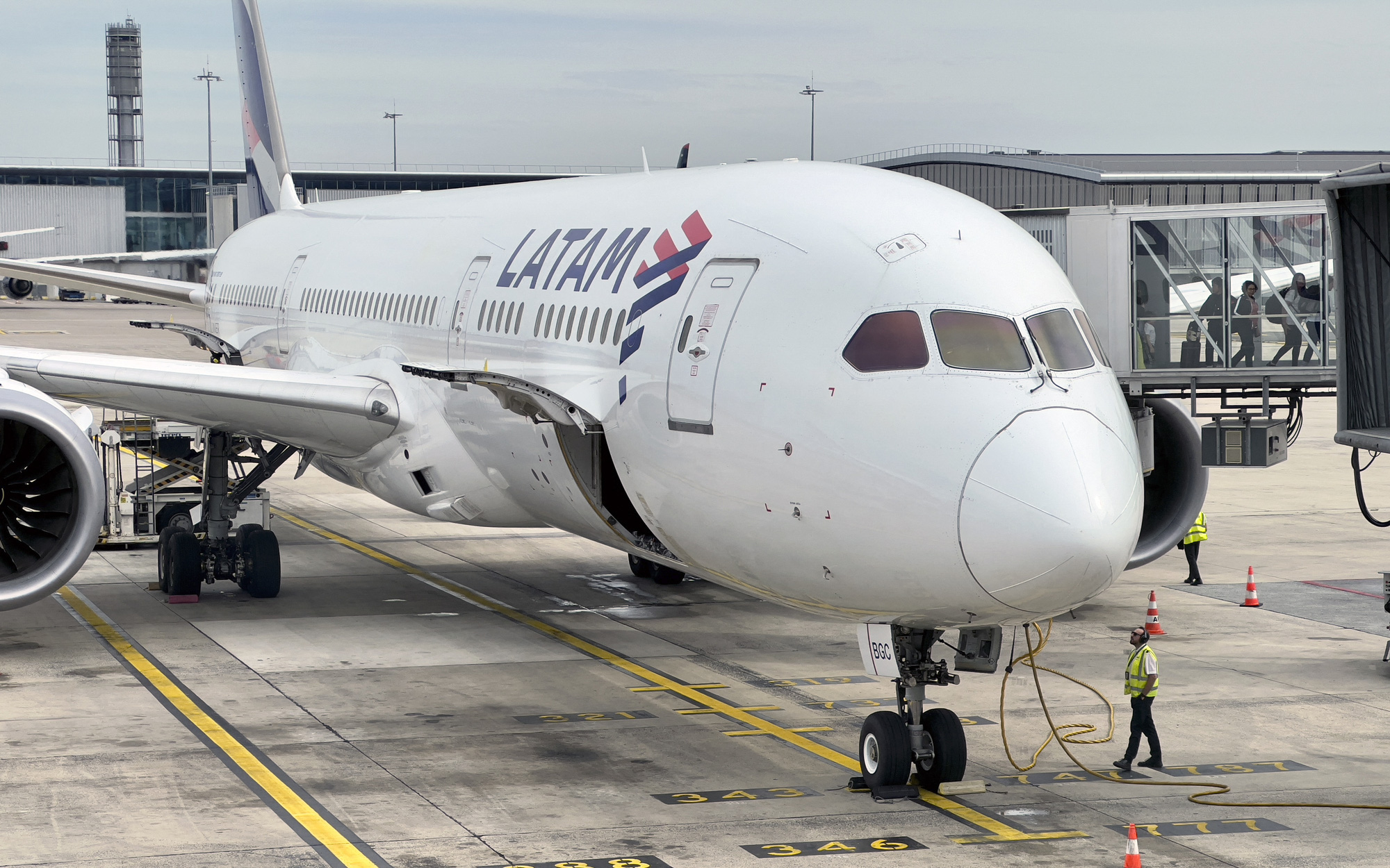 Máy bay Boeing lại gặp sự cố kỹ thuật, hạ cánh bằng mũi ở Istanbul- Ảnh 2. Kỹ sư vạch ra lỗi của 1.400 máy bay Boeing tố bị trả đũa