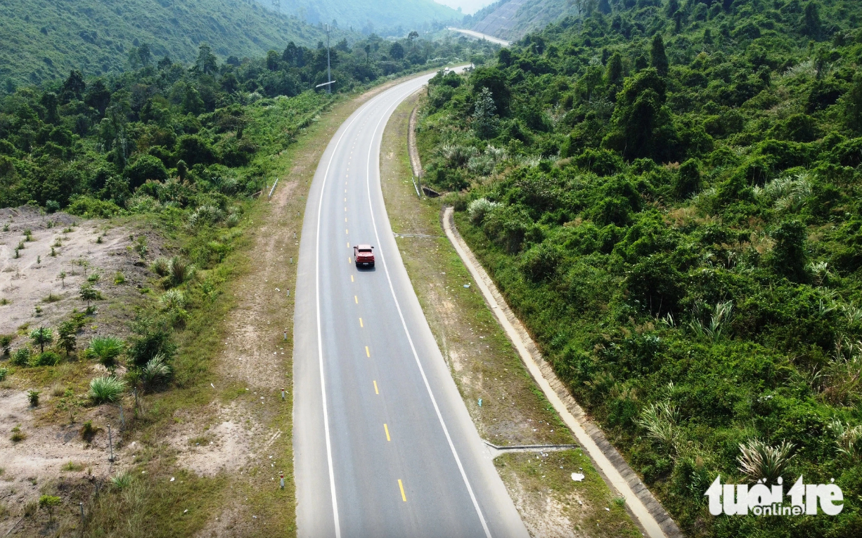 Mở rộng cao tốc La Sơn - Hòa Liên lên 4 làn xe, hoàn thành năm 2025- Ảnh 3. Giải bài toán nâng cấp đường cao tốc 2 làn, 4 làn xe hạn chế như thế nào?