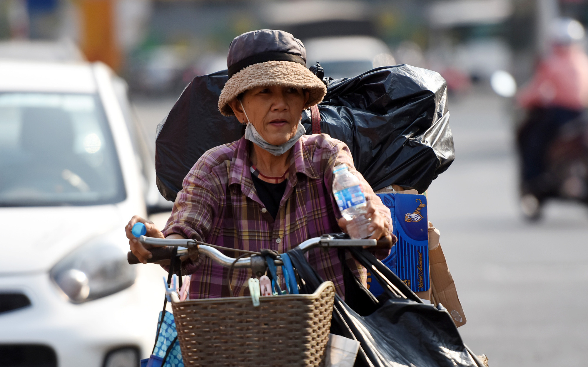 Tin tức sáng 11-4: Giá căn hộ ở TP.HCM giảm; Đề xuất có bãi đậu taxi- Ảnh 10. Biên Hòa nắng nóng 40 độ C, cao nhất từ trước đến nay