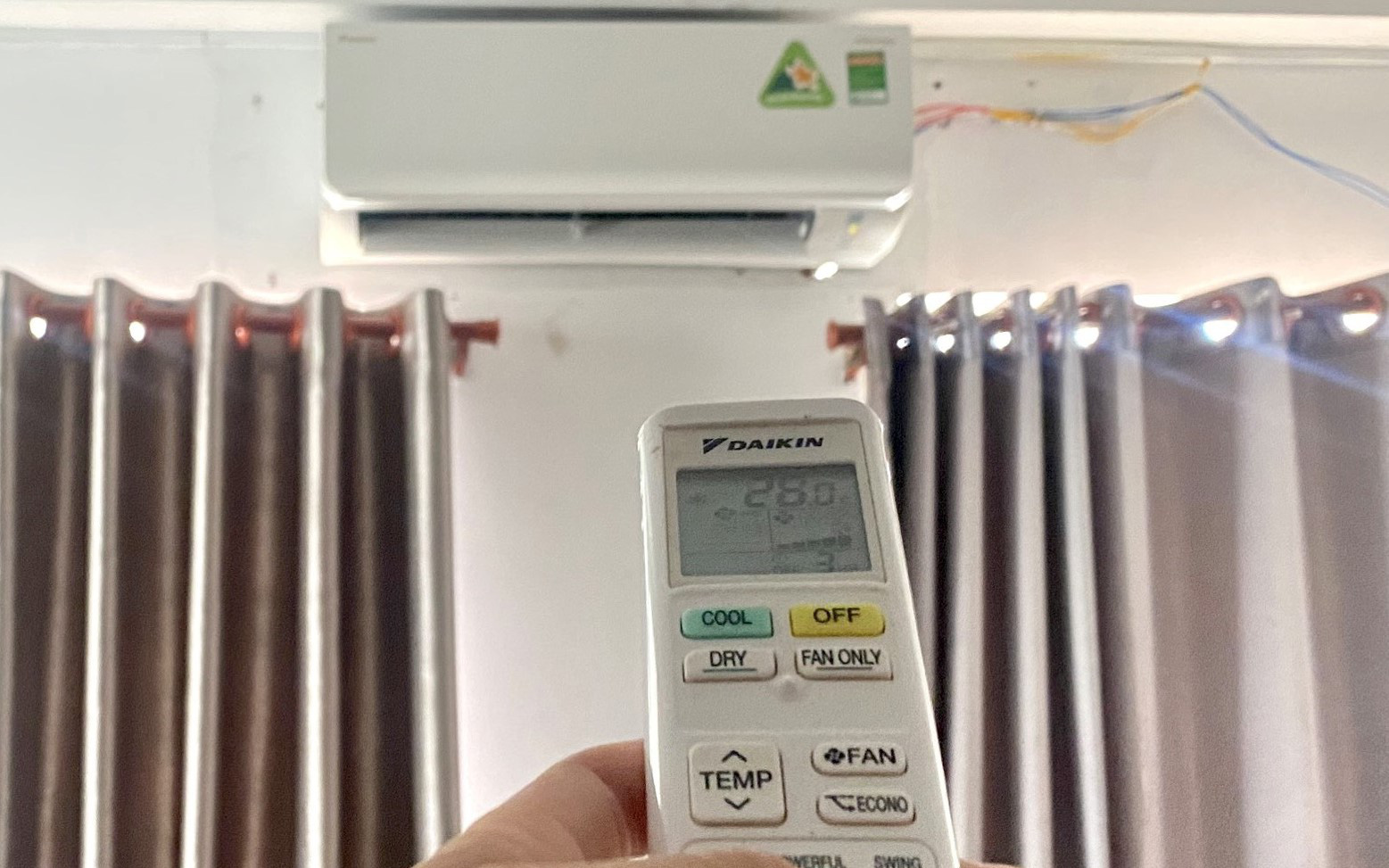 Tiêu thụ điện tại TP.HCM liên tục vượt kỷ lục do nắng nóng- Ảnh 2. Tiết kiệm điện để hóa đơn không ‘nhảy múa’ mùa nắng nóng