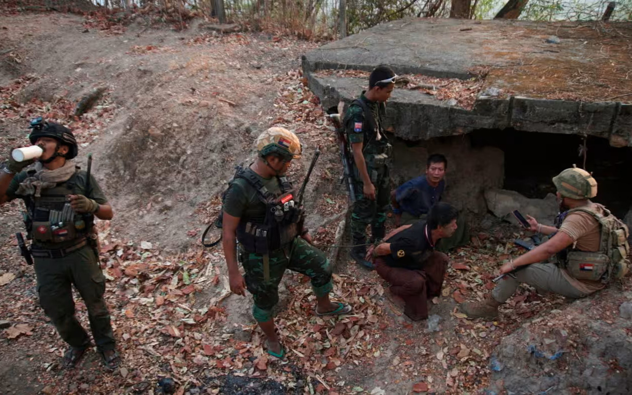 Phe nổi dậy thắng thế, 200 binh sĩ Myanmar rút lui về sát biên giới Thái Lan- Ảnh 2. Chính quyền quân sự Myanmar mất một căn cứ quân sự trọng điểm gần Thái Lan