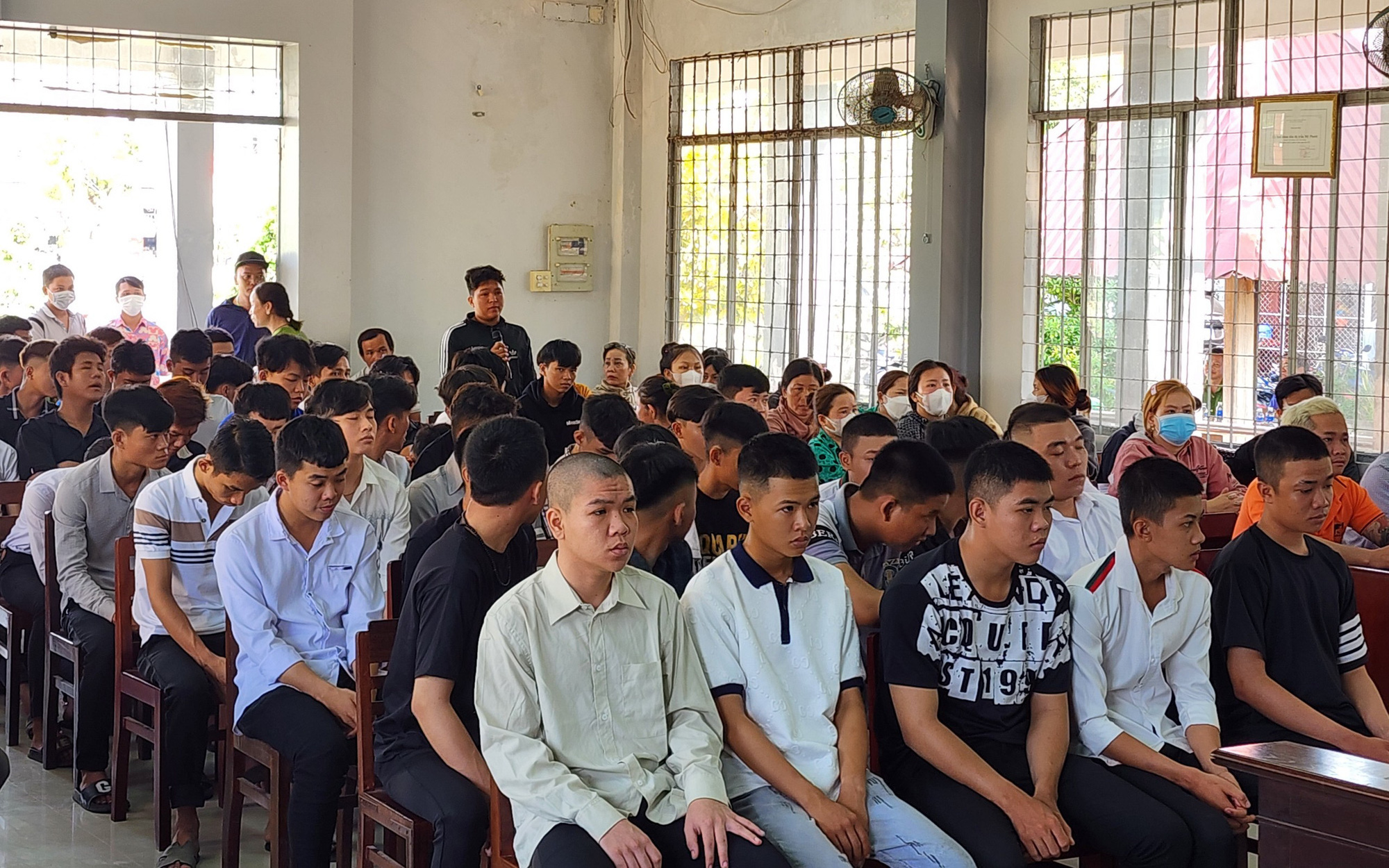 44 thanh thiếu niên lãnh án sau khi cầm hung khí đánh nhau do mâu thuẫn trên Facebook- Ảnh 3. Xét xử 44 người cầm hung khí đi đánh nhau vì mâu thuẫn trên Facebook