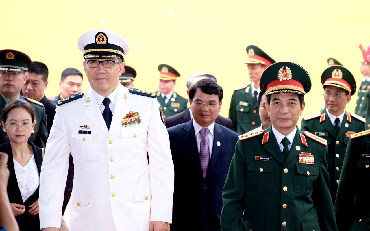 Hội đàm giữa Bộ Quốc phòng hai nước Việt Nam - Trung Quốc: 'Trên biển cần giải quyết bằng hòa bình'- Ảnh 5. Bộ trưởng Bộ Quốc phòng Việt Nam - Trung Quốc tham dự nhiều hoạt động gắn kết hai nước