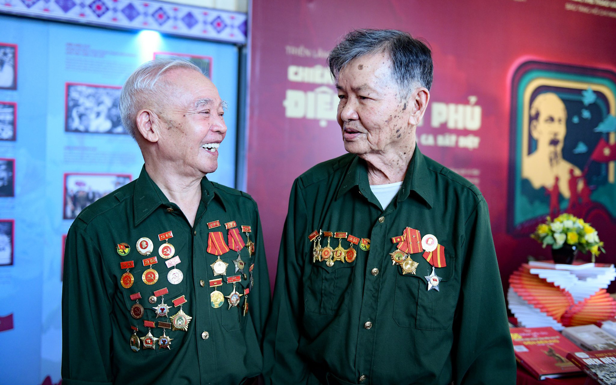Du lịch lịch sử 'bùng nổ' ở Điện Biên Phủ- Ảnh 16. Rưng rưng ngày gặp lại chiến sĩ Điện Biên năm xưa