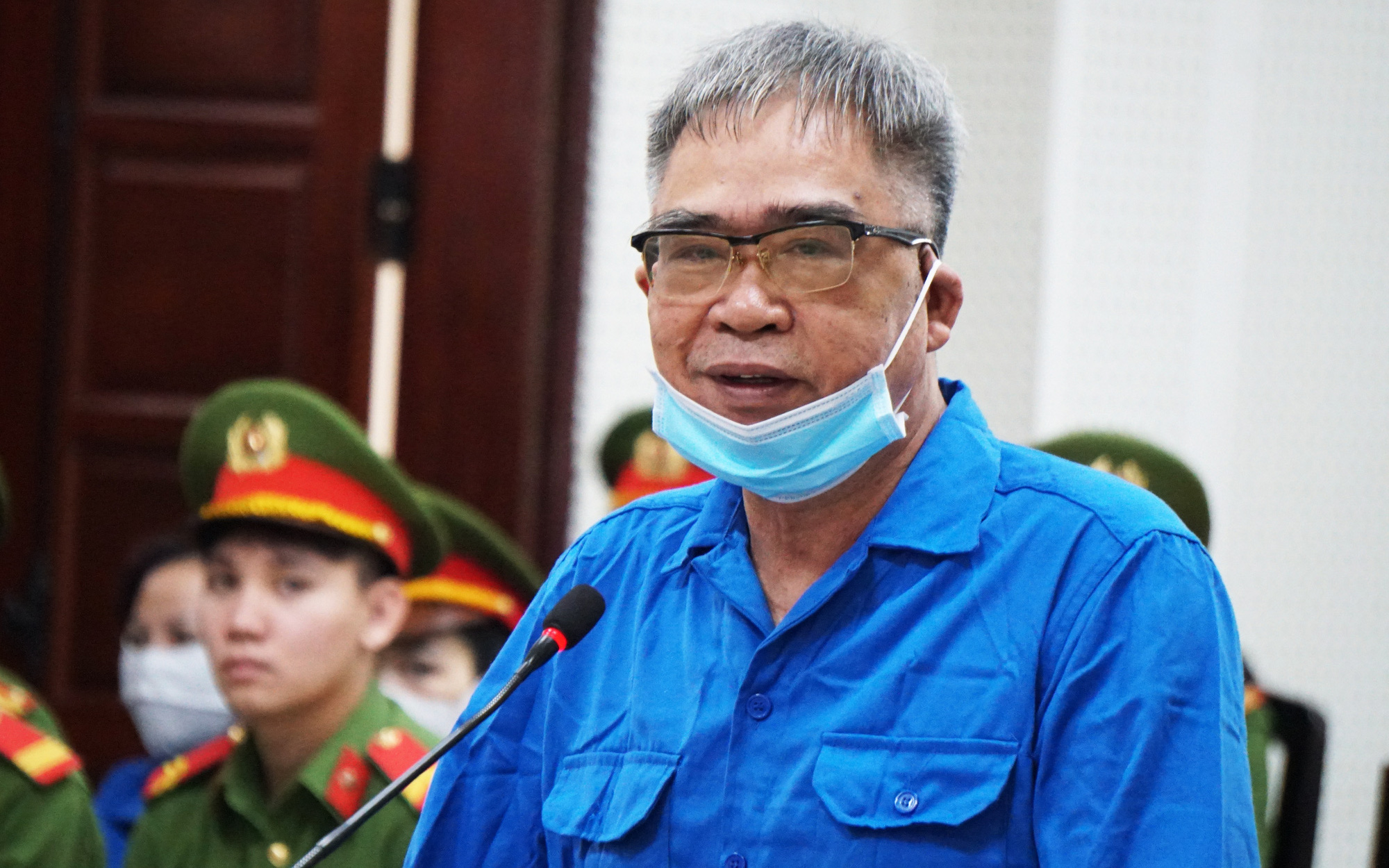 Ông Đỗ Hữu Ca nói cuối đời vì lụy tình thương mà phạm tội, xin giảm nhẹ cho ‘người em’- Ảnh 3. Luật sư đề nghị ‘không cách ly ông Đỗ Hữu Ca khỏi xã hội’