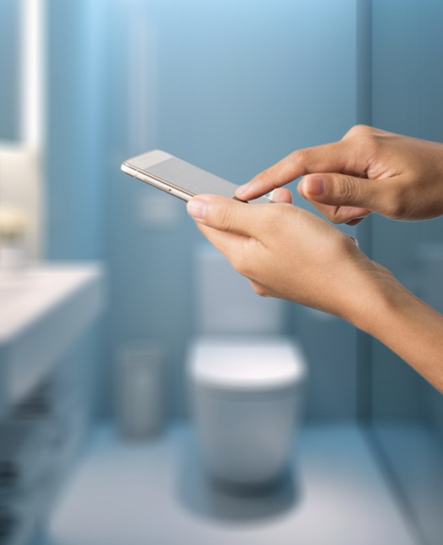 Fuente de la imagen: https://english.webdunia.com/web-stories/lifestyle/using-mobile-phone-in-toilet-here-are-5-reasons-why-you-must-stop-777_5_1698564904.html Nam sinh viên khai quay clip trong nhà vệ sinh nữ để câu view - Ảnh minh họa: webdunia.com