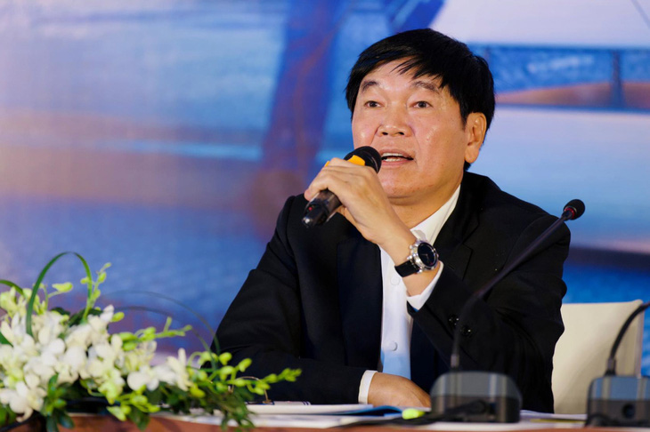 Tỉ phú Trần Đình Long trả lời nhiều câu hỏi rất thẳng thắn từ cổ đông - Ảnh: HPG