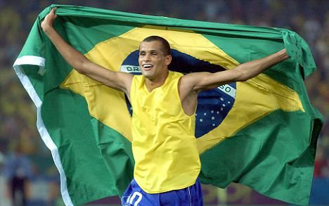 Huyền thoại Rivaldo và đội bóng Brazil được chào đón nồng nhiệt tại Đà Nẵng- Ảnh 5. Huyền thoại Rivaldo và loạt ngôi sao lẫy lừng Brazil đối đầu cựu tuyển thủ Việt Nam tại Đà Nẵng