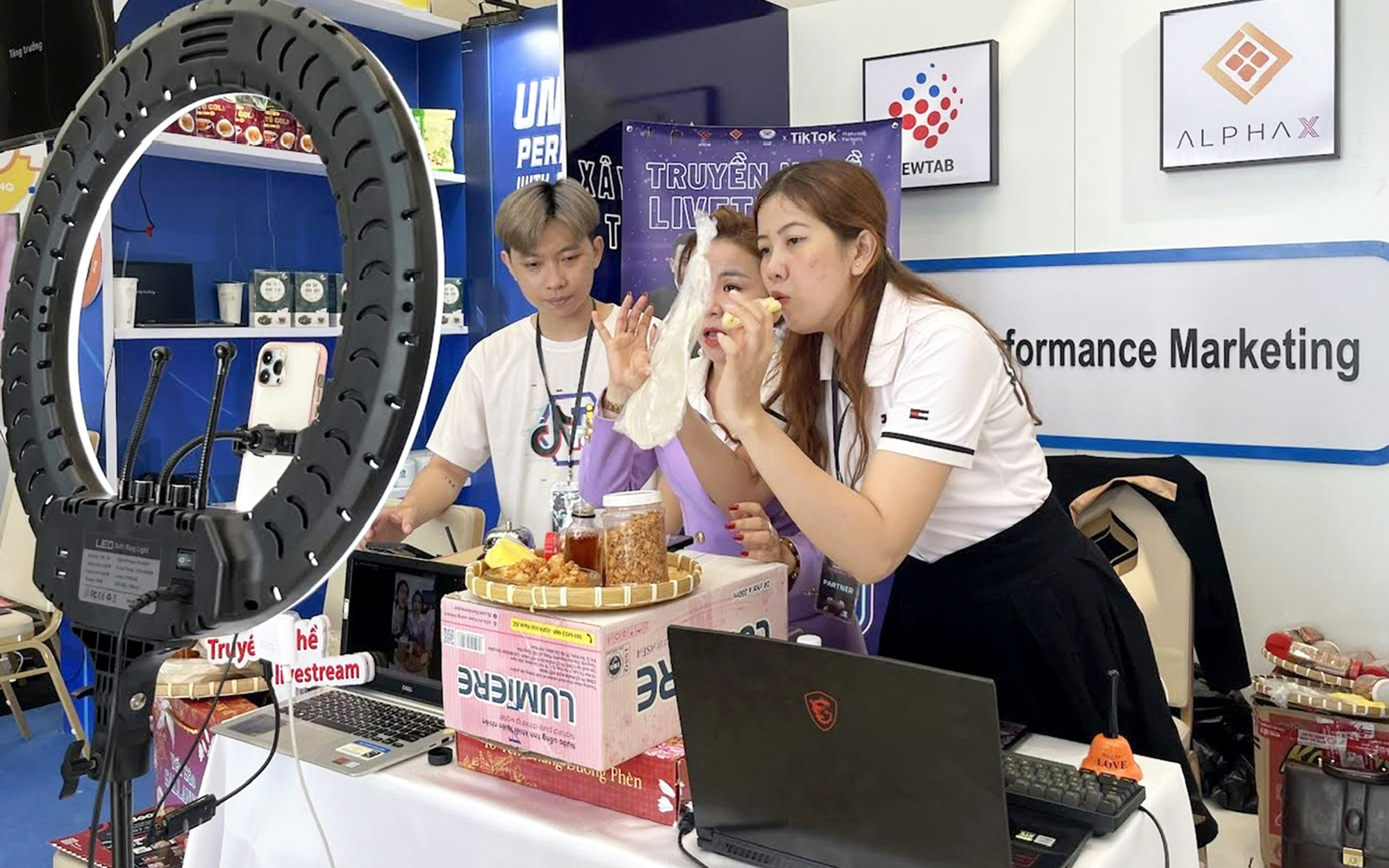 Hàng Việt không tranh nổi thị phần vì hàng nước ngoài tràn qua biên giới - Ảnh 3. Bàn cách bán hàng Việt xuyên biên giới