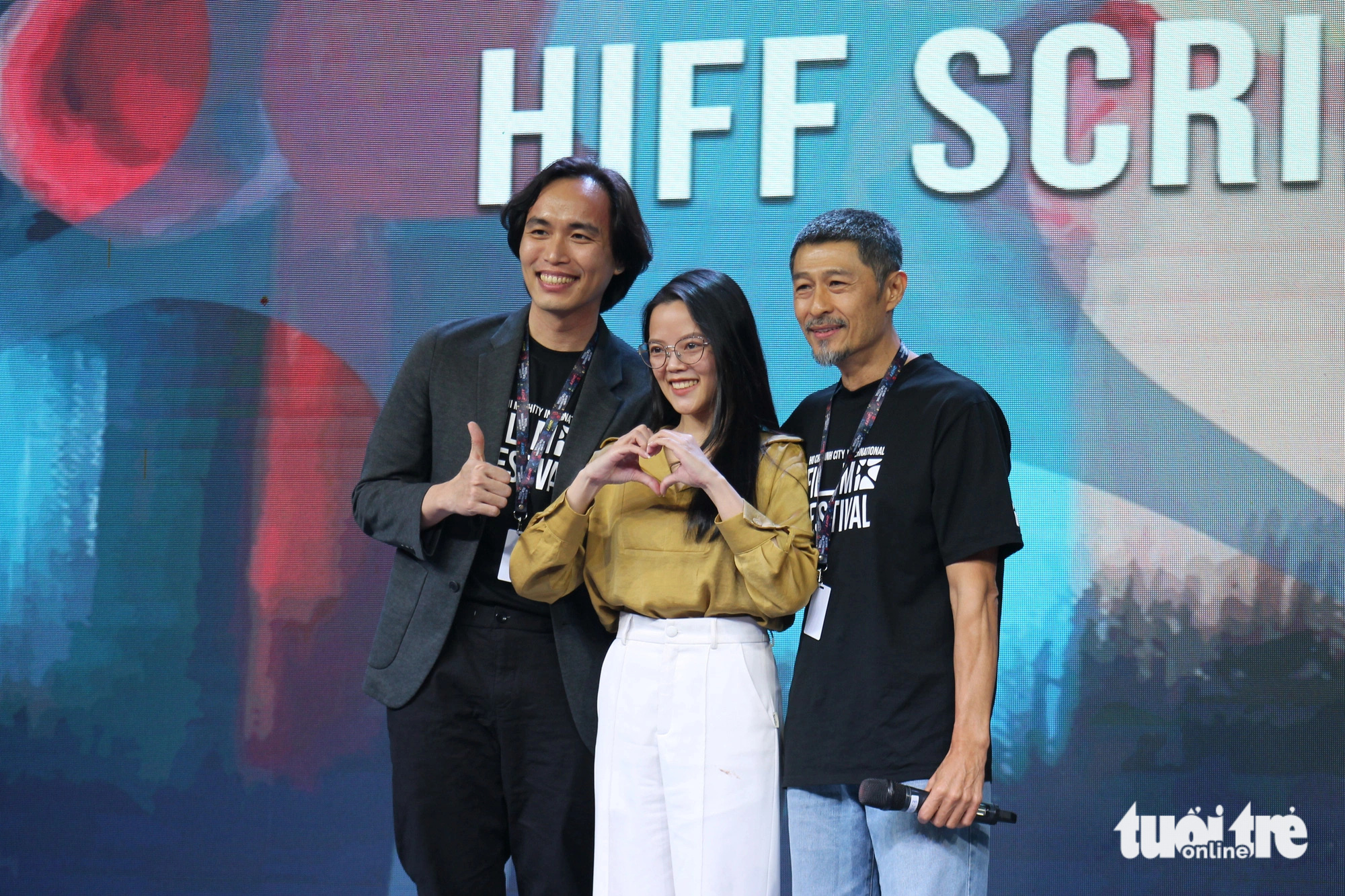HIFF سے نوجوان فلم سازوں کی ایک نسل ابھرے گی - تصویر 6۔ Charlie Trí Nguyễn (bìa phải) chụp hình cùng biên kịch Phát Nguyễn và biên kịch Hoàng Yến - Ảnh: Tô Cường