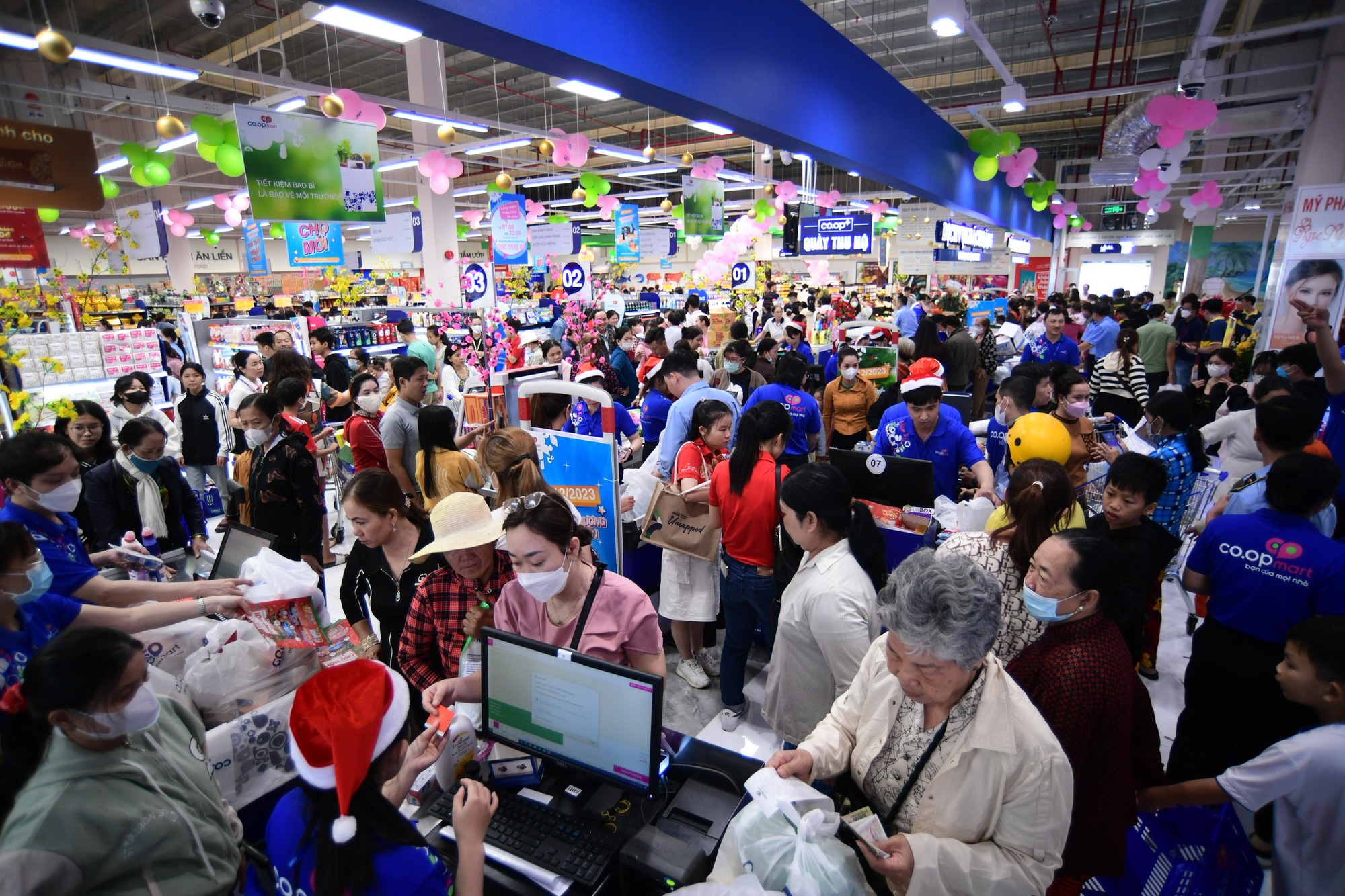 Saigon Co.op nhận giải thưởng Ngôi sao hợp tác xã 2024- Ảnh 2. Co.opmart là địa chỉ mua sắm quen thuộc của người dân