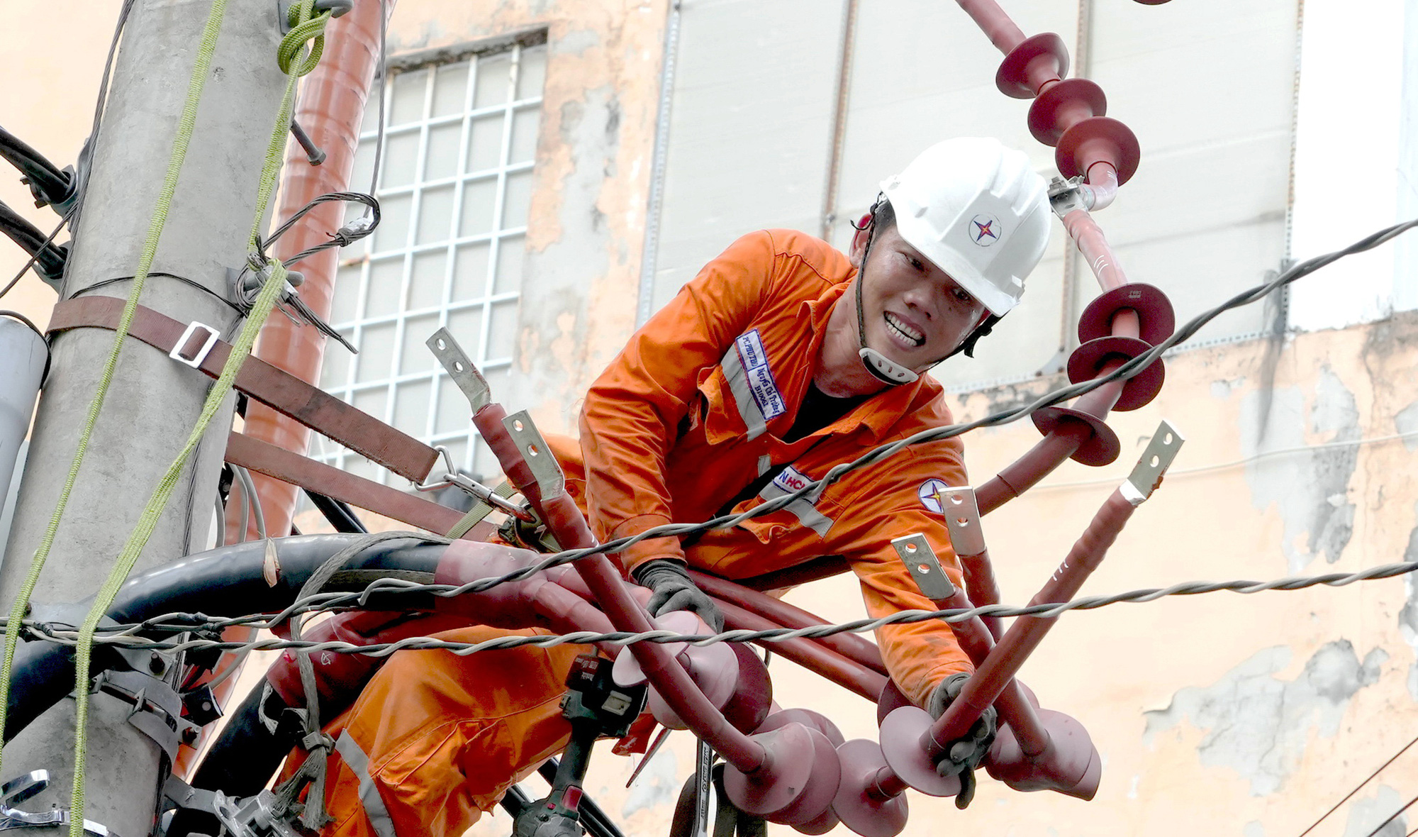 Nhân viên Công ty Điện lực Phú Thọ, TP.HCM bảo trì lưới điện trung thế, nhằm đảm bảo nguồn điện sinh hoạt cho người dân - Ảnh: HỮU HẠNH