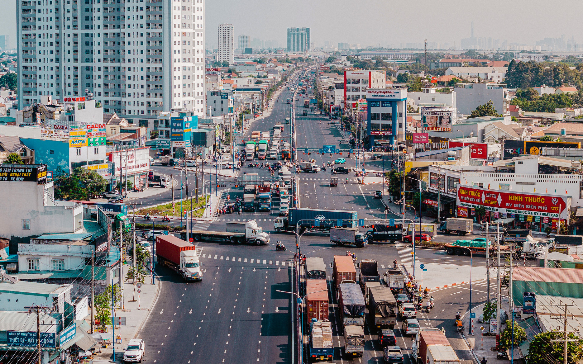Nâng cấp 15,3km đường Mỹ Phước - Tân Vạn để kịp đồng bộ vành đai 3 TP.HCM- Ảnh 2. 'Độc lạ Bình Dương' không phải cao tốc nhưng đường có 10 làn xe nối với TP.HCM