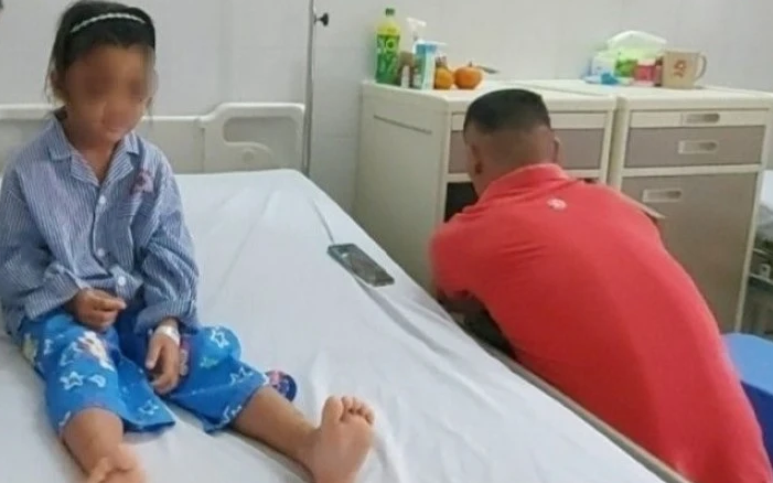 Con học lớp 1 bị cô giáo đánh, mẹ đến trường tát cô, chủ tịch huyện vào cuộc- Ảnh 2. Đình chỉ cô giáo gõ đầu học sinh lớp 2 gây sưng mắt