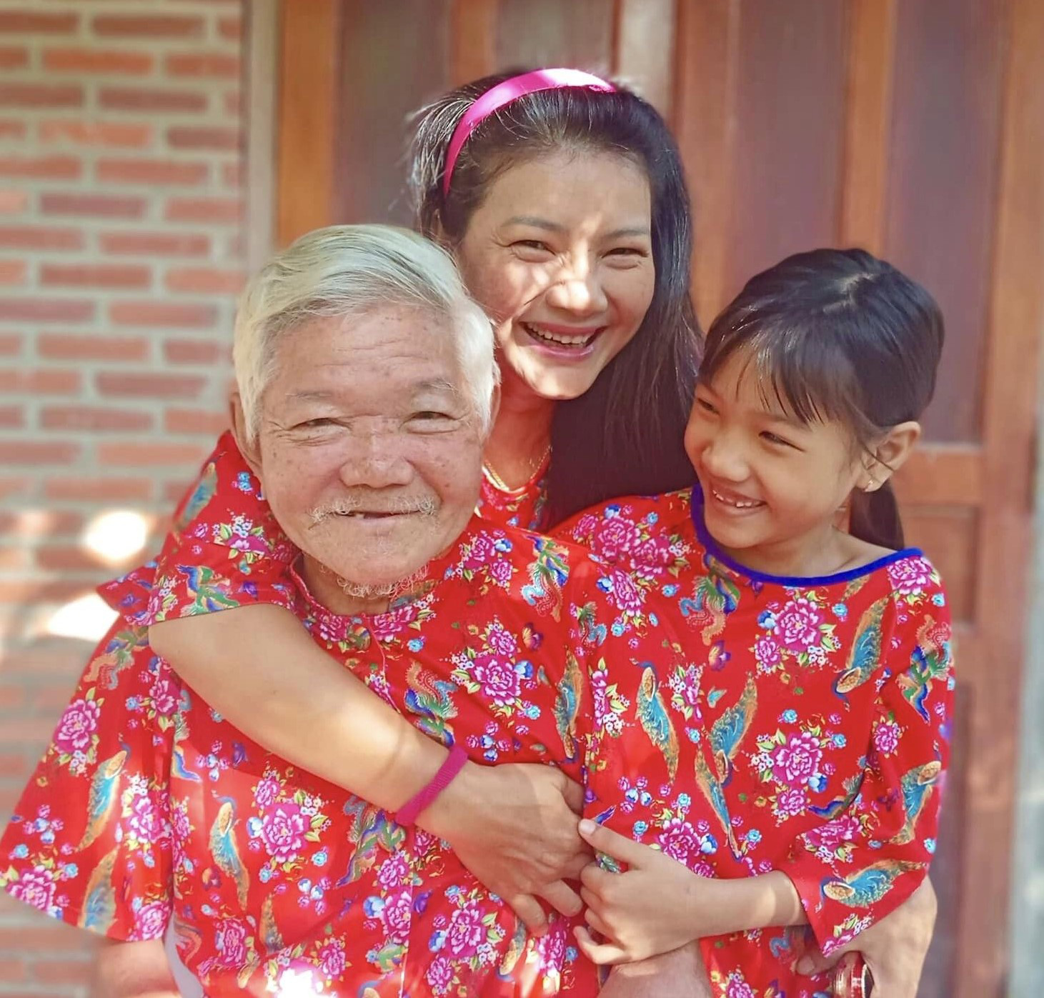 Kieu Trinh bersama ayah dan putri bungsunya di kampung halamannya - Foto: NVCC Kiều Trinh cùng ba và con gái tại quê nhà - Ảnh: NVCC
