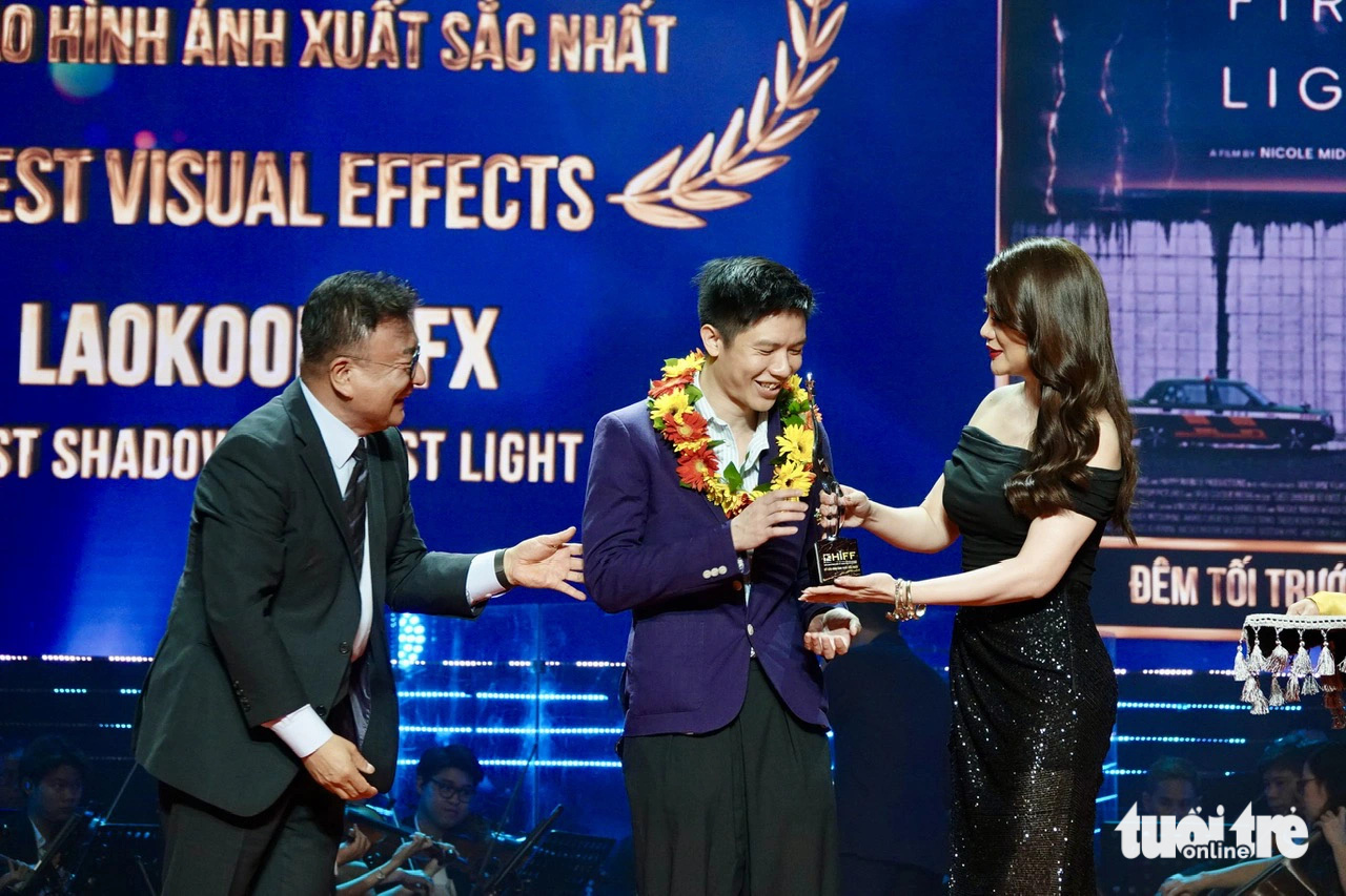 Der Preis für die besten visuellen Effekte ging an den Film Last Shadow at First Light (The Night Before Dawn, Singapur), präsentiert von Produzent Truong Ngoc Anh – Foto: T.T.D. Giải Kỹ xảo hình ảnh xuất sắc nhất thuộc về bộ phim Last shadow at first light (Đêm tối trước bình minh, Singapore), giải do nhà sản xuất Trương Ngọc Ánh trao - Ảnh: T.T.D.