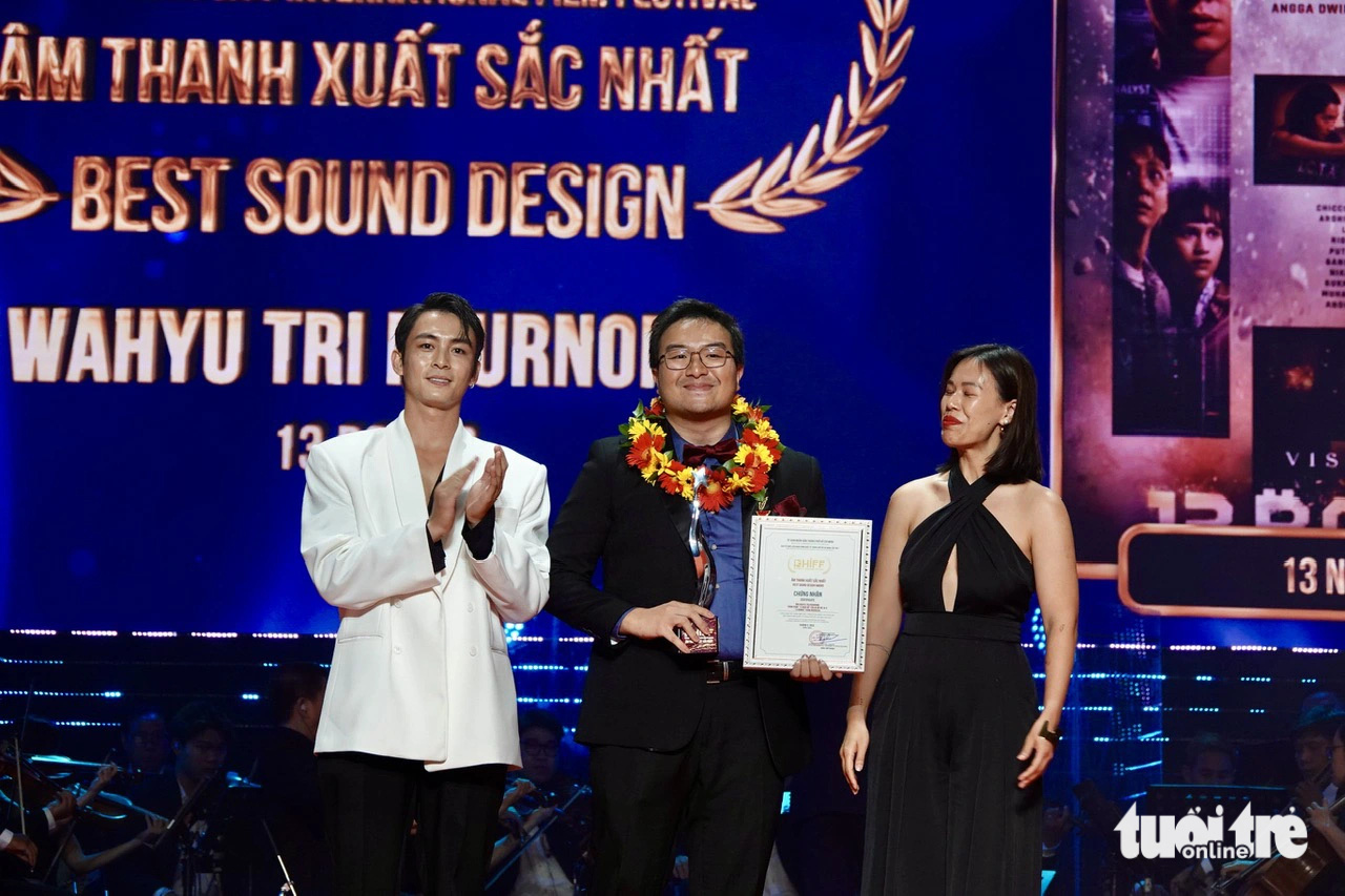Der Preis für den besten Ton für den indonesischen Film 13 Detonators wurde vom Schauspieler Lanh Thanh überreicht und vom Kritiker Nguyen Le entgegengenommen – Foto: T.T.D. Giải Âm thanh xuất sắc nhất cho phim 13 ngòi nổ của Indonesia được diễn viên Lãnh Thanh trao, nhà phê bình Nguyên Lê nhận giúp - Ảnh: T.T.D.
