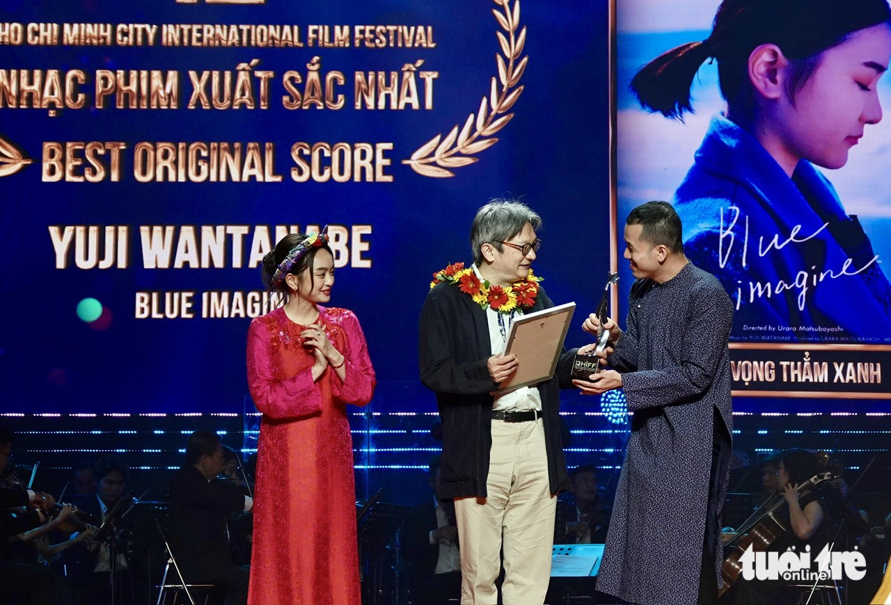 Der Preis für die beste Filmmusik ging an den Film Blue Imagine (Japan), präsentiert von der Schauspielerin Kaity Nguyen und dem Regisseur Trinh Dinh Le Minh – Foto: T.T.D. Giải Nhạc phim xuất sắc thuộc về phim Hy vọng thẳm xanh (Blue Imagine, Nhật Bản), giải do diễn viên Kaity Nguyễn và đạo diễn Trịnh Đình Lê Minh trao - Ảnh: T.T.D.
