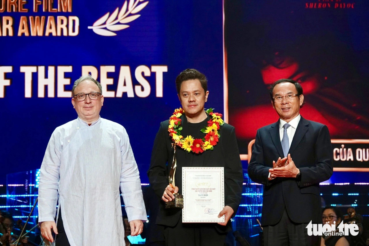 Der Sekretär des Parteikomitees von Ho-Chi-Minh-Stadt, Nguyen Van Nen, und Herr Jeremy Segay, Audiovisueller Attaché der französischen Botschaft, überreichten die höchste Auszeichnung des HIFF 2024 – den Golden Star Award – an den Regisseur Sheron Dayoc des philippinischen Films „Das Evangelium des Tieres“ – Foto: T.T.D. Bí thư Thành ủy TP.HCM Nguyễn Văn Nên (phải) và ông Jeremy Segay - Tuỳ viên nghe nhìn Đại sứ quán Pháp, trao giải cao nhất của HIFF 2024 - giải Ngôi sao vàng cho đạo diễn Sheron Dayoc, phim The gospel of the beast (Phúc âm thư của quái thú), phim Philippines - Ảnh: T.T.D.