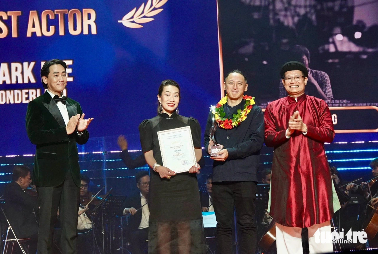 Der Preis für den besten Schauspieler für Mark Lee im Film Wonderland (Paradise, Singapur) wurde von einem Vertreter der Filmcrew entgegengenommen – Foto: T.T.D. Giải Nam diễn viên chính xuất sắc nhất dành cho Mark Lee phim Wonderland (Thiên đường, Singapore) được đại diện đoàn phim nhận thay - Ảnh: T.T.D.