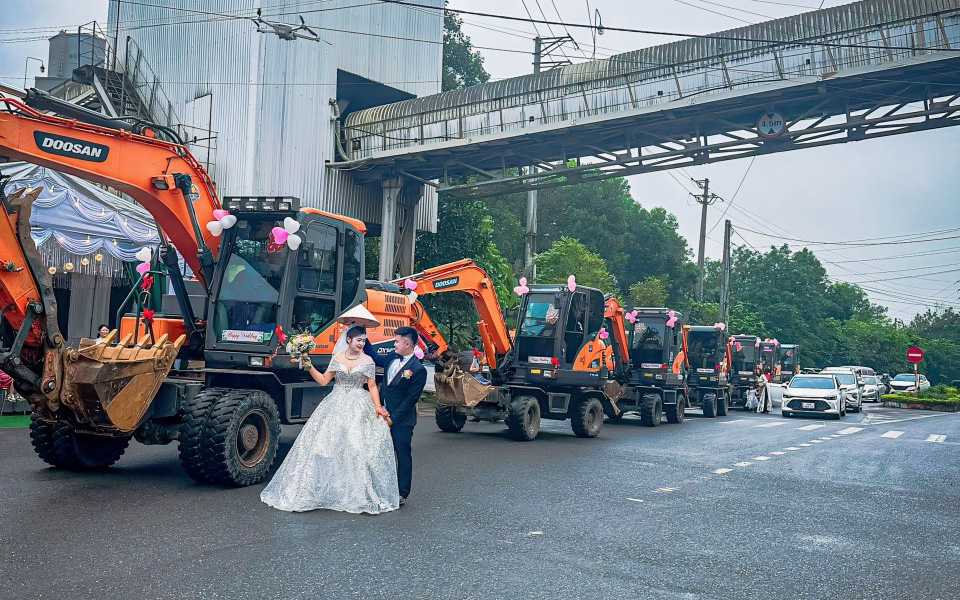 Từ vụ hủy hôn vì 4 cây vàng: Đừng để phong tục đẹp chia lìa lứa đôi- Ảnh 4. Chú rể đón dâu bằng máy xúc, cả nhà gái bất ngờ