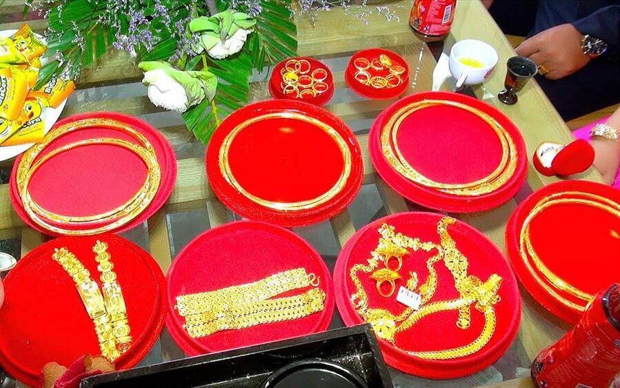 Từ vụ hủy hôn vì 4 cây vàng: Đừng để phong tục đẹp chia lìa lứa đôi- Ảnh 2. Giá vàng nhảy múa, thương nhau bớt thách cưới được không?