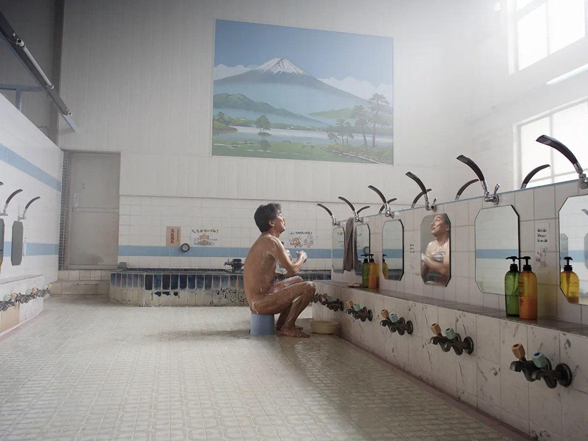 Dokonalé dny, doznívající okamžiky, které uzavírají HIFF 2024 - Foto 1. Một điểm thú vị về Perfect Days, bộ phim này ban đầu được Nhật đặt hàng Wim Wenders nhân kỷ niệm dự án nghệ thuật Nhà vệ sinh Tokyo, ông đã nảy ra ý tưởng để làm phim điện ảnh từ nét văn hóa đô thị này của Nhật - Ảnh: MUBI