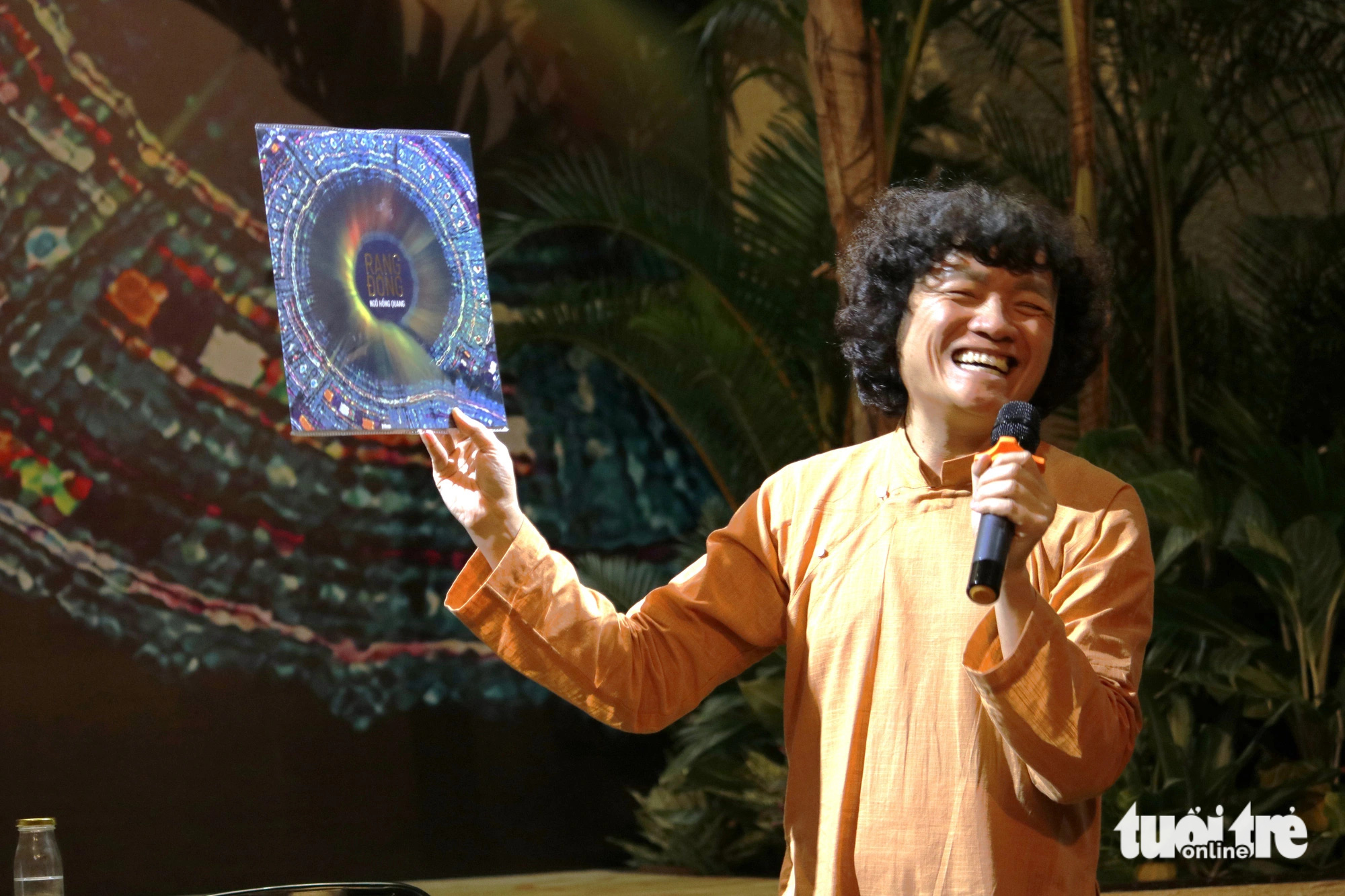 Ngo Hong Quang přináší kulturu etnických menšin do vinylového alba Rang Dong - Foto 1. Nghệ sĩ Ngô Hồng Quang giới thiệu album Rạng Đông - Ảnh: HỒ LAM