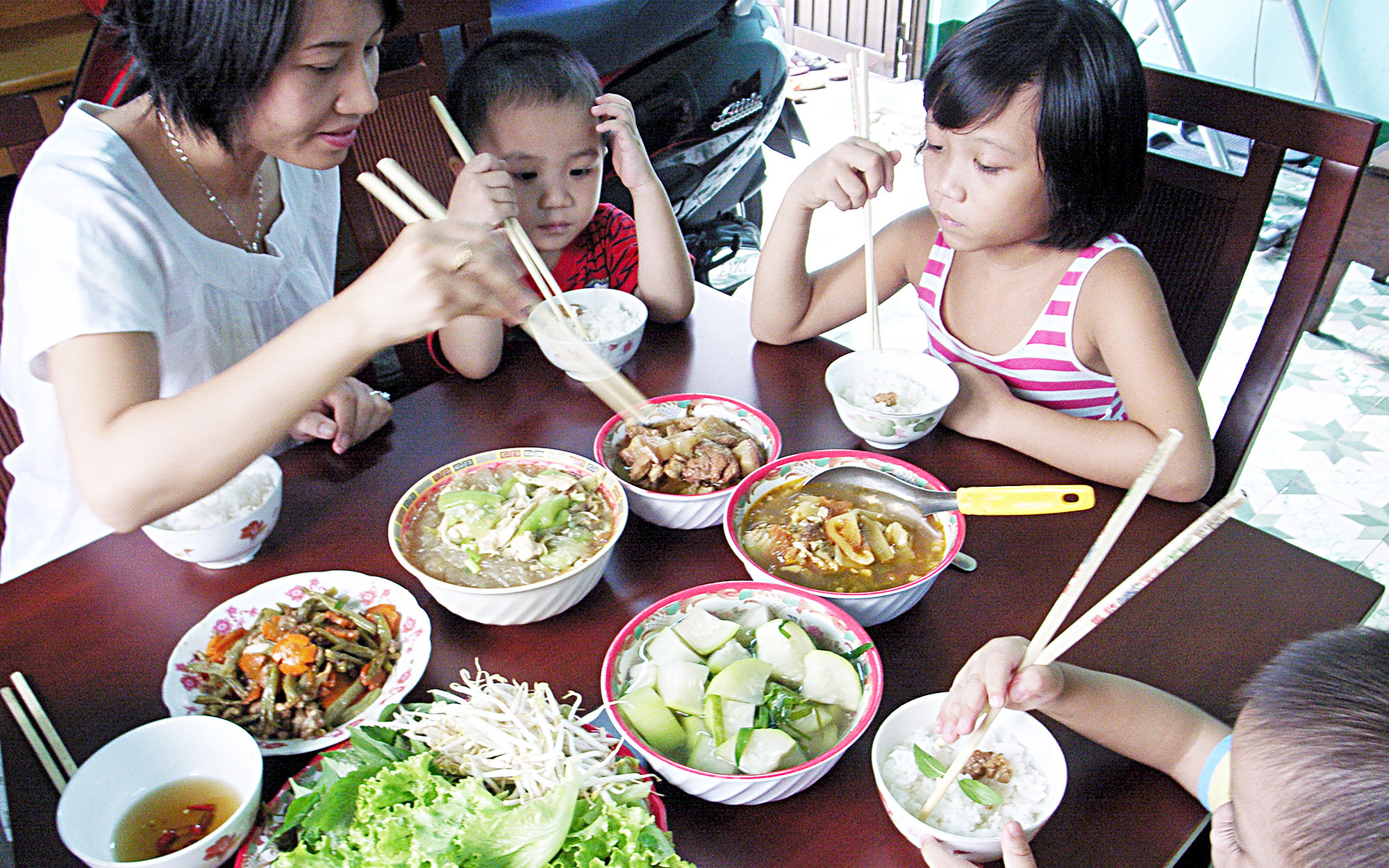 Người một nhà gặp khó khăn, sao lại bỏ mặc thân ai nấy lo!- Ảnh 3. Gia đình cả tháng không cùng ăn cơm chung thì nếp nhà còn đâu