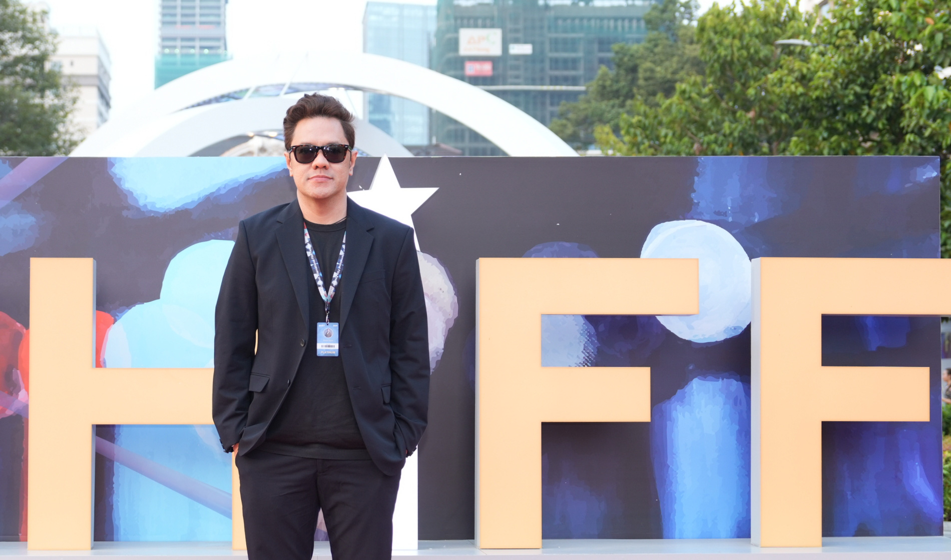 Director Sheron Dayoc (Philippines) - winner of the highest award of HIFF 2024, the Golden Star Award, with the film The Gospel of the Beast - Photo: BTC Đạo diễn Sheron Dayoc (Philippines) - người đoạt giải cao nhất của HIFF 2024 là giải Ngôi sao vàng với phim The gospel of the beast (Phúc âm thư của quái thú) - Ảnh: HIFF
