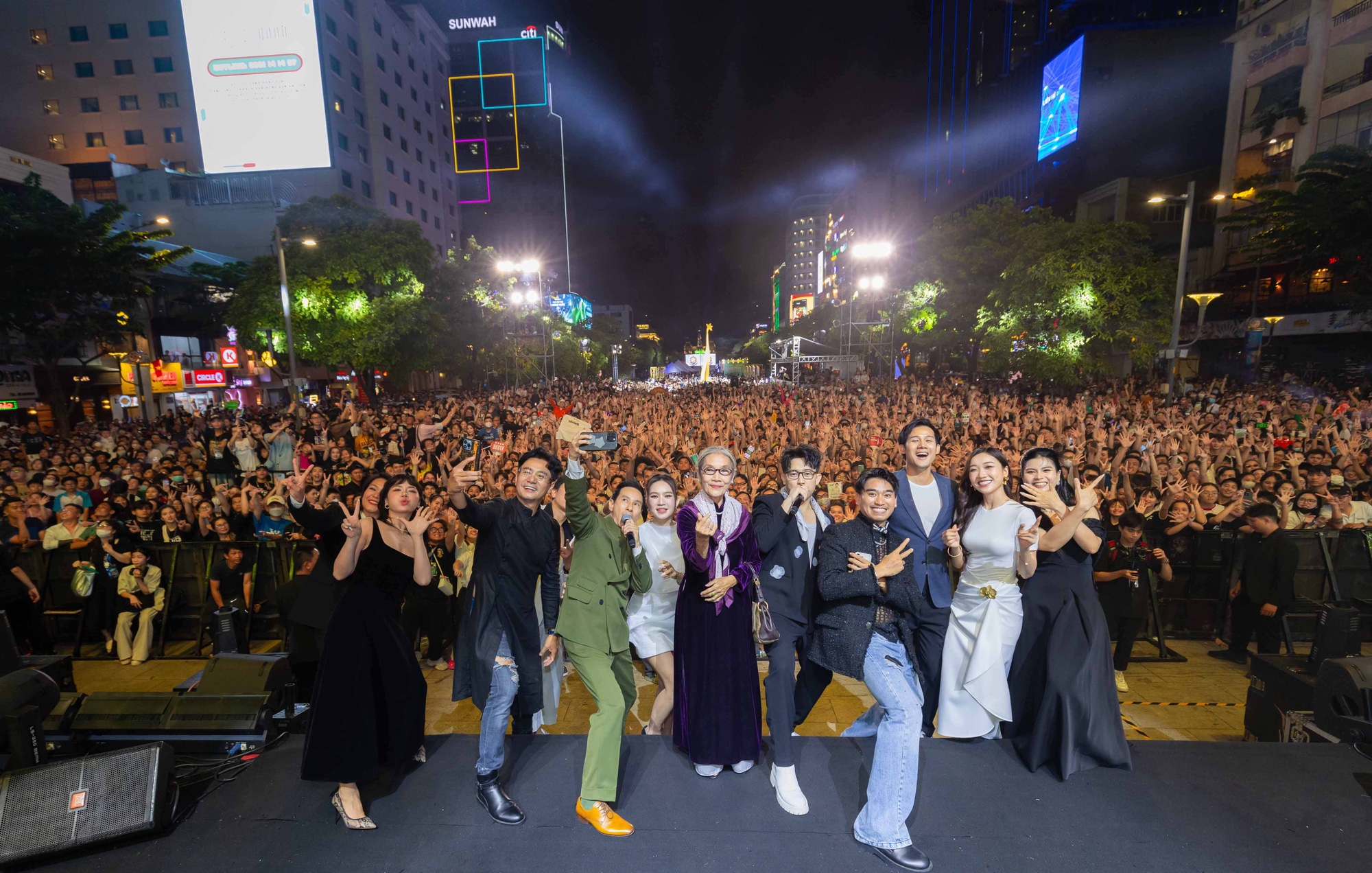 The value of a film festival is when it contributes to the long history of cinema and attracts ordinary people to attend - Photo: T.T.D. Giá trị của một LHP là khi nó đóng góp cho lịch sử lâu dài của điện ảnh và thu hút người dân bình thường tham dự - Ảnh: NVCC