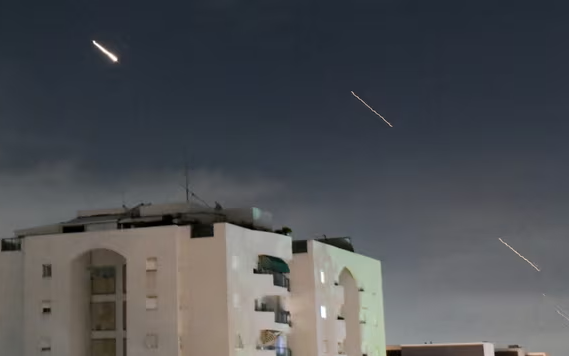Mỹ: Sẽ hỗ trợ Israel phòng thủ nhưng không tham gia tấn công Iran- Ảnh 3. Thế giới nín thở chờ phản ứng của Israel, Mỹ sau đòn tấn công của Iran