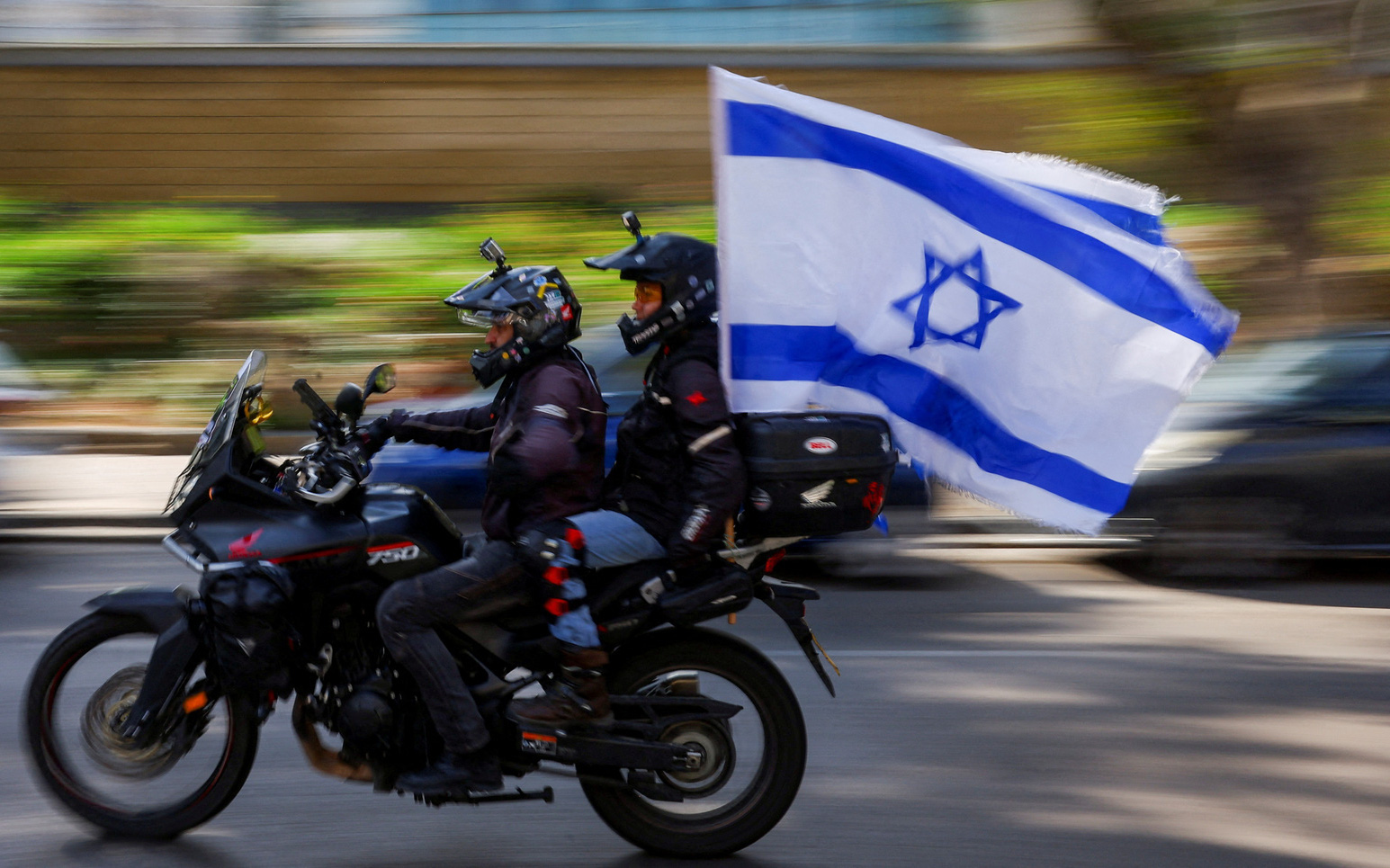 Giá dầu có thể tăng lên 100 USD/thùng sau khi Iran tấn công Israel- Ảnh 3. Người dân Israel trữ lương thực, xuống hầm, chuẩn bị cho cuộc chiến kéo dài