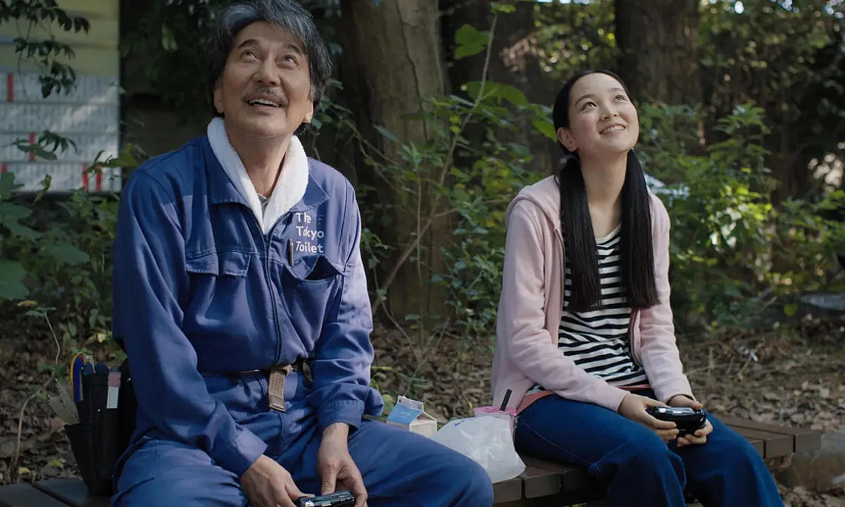 Dokonalé dny, doznívající okamžiky, které uzavírají HIFF 2024 - Foto 6. Điểm sáng trong ngày của ông Hirayama là những tương tác với người ông bắt gặp trên hành trình đi dọn dẹp nhà vệ sinh khắp thành phố - Ảnh: MUBI