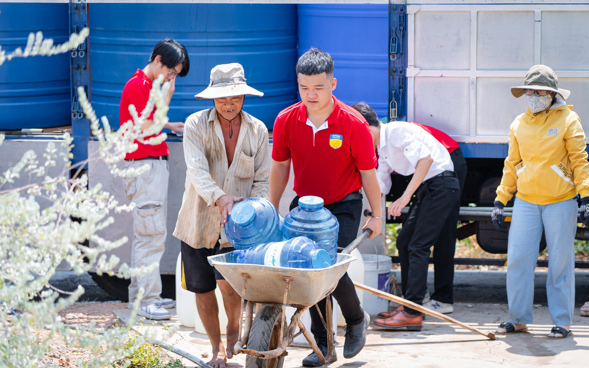 Trưng dụng xe nhà chở nước ngọt về vùng hạn mặn miền Tây- Ảnh 2. Sinh viên kêu gọi tài trợ, đưa nước sạch về cho người dân vùng hạn mặn