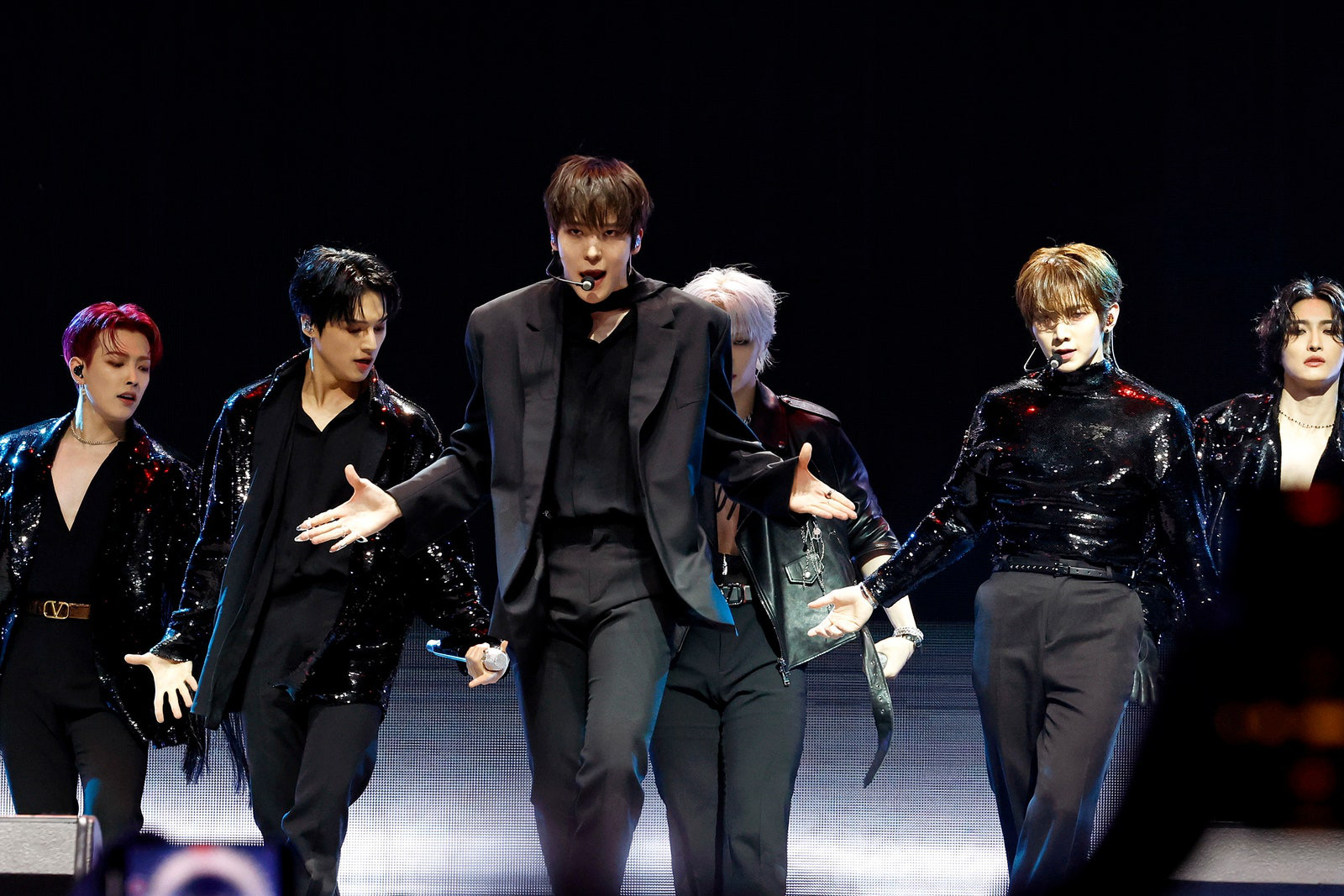 Pojkbandet Ateez uppträder på Coachella 2024 på första dagen - Foto: Vogue Nhóm nhạc nam ATEEZ trình diễn tại Coachella 2024 ngày đầu tiên - Ảnh: Vogue